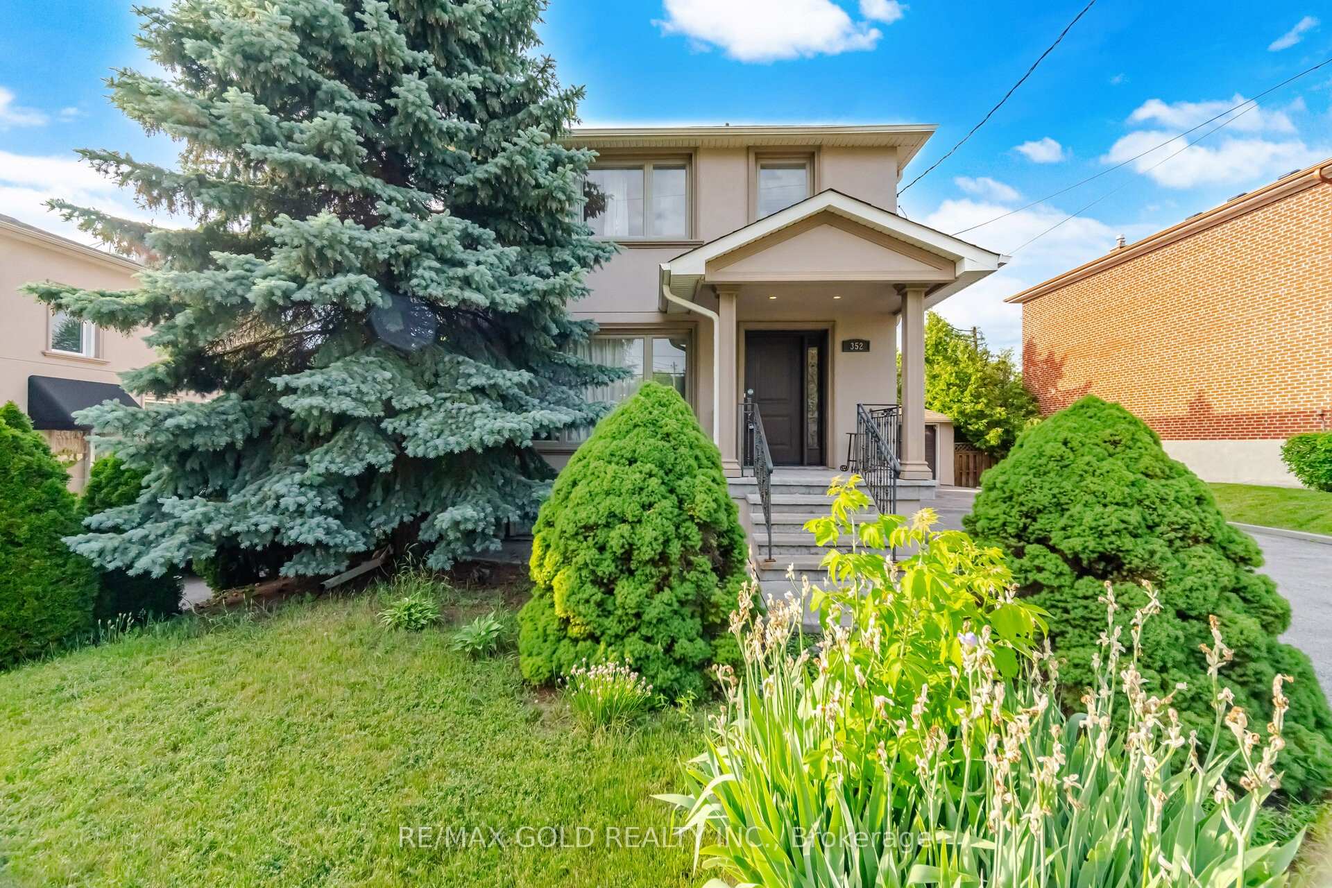 Front of 352 Maple Leaf Drive