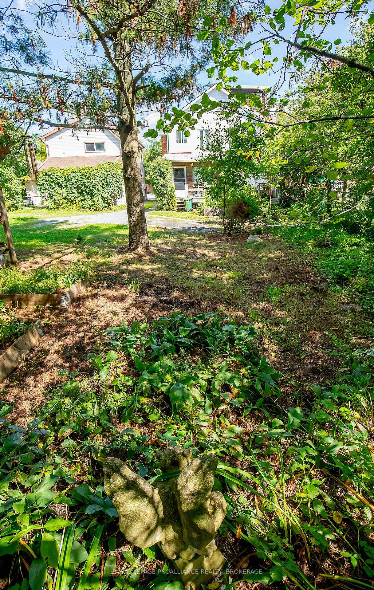 Photo 21 of 38 York Street, Kingston, East of Sir John A. Blvd — HOMEH