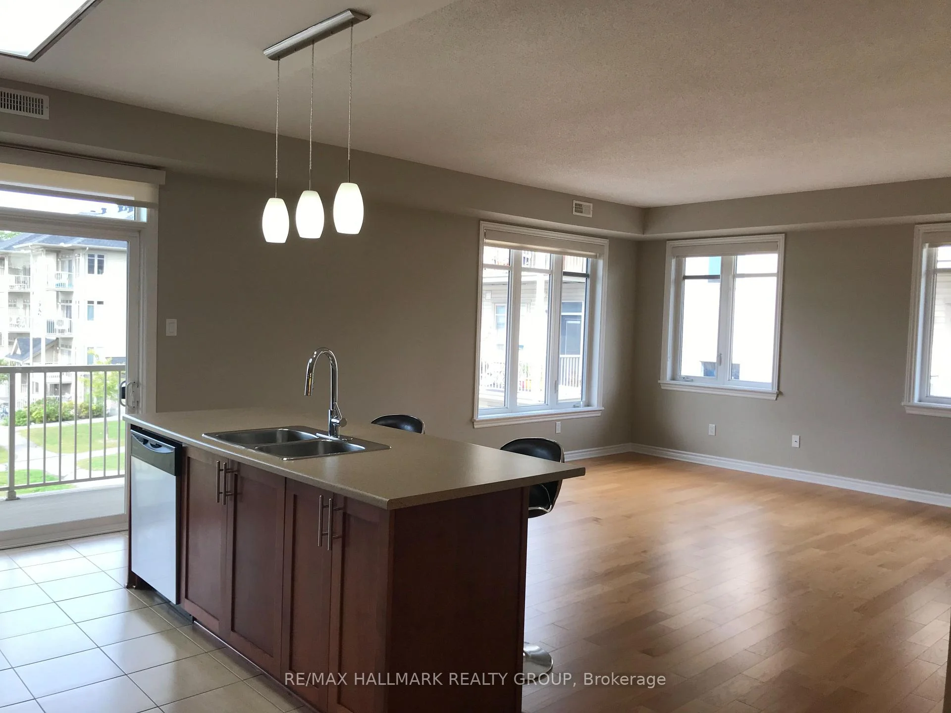 Photo 3 of Unit B, 43 Tayside Private, Ottawa, Barrhaven - Longfields — HOMEH