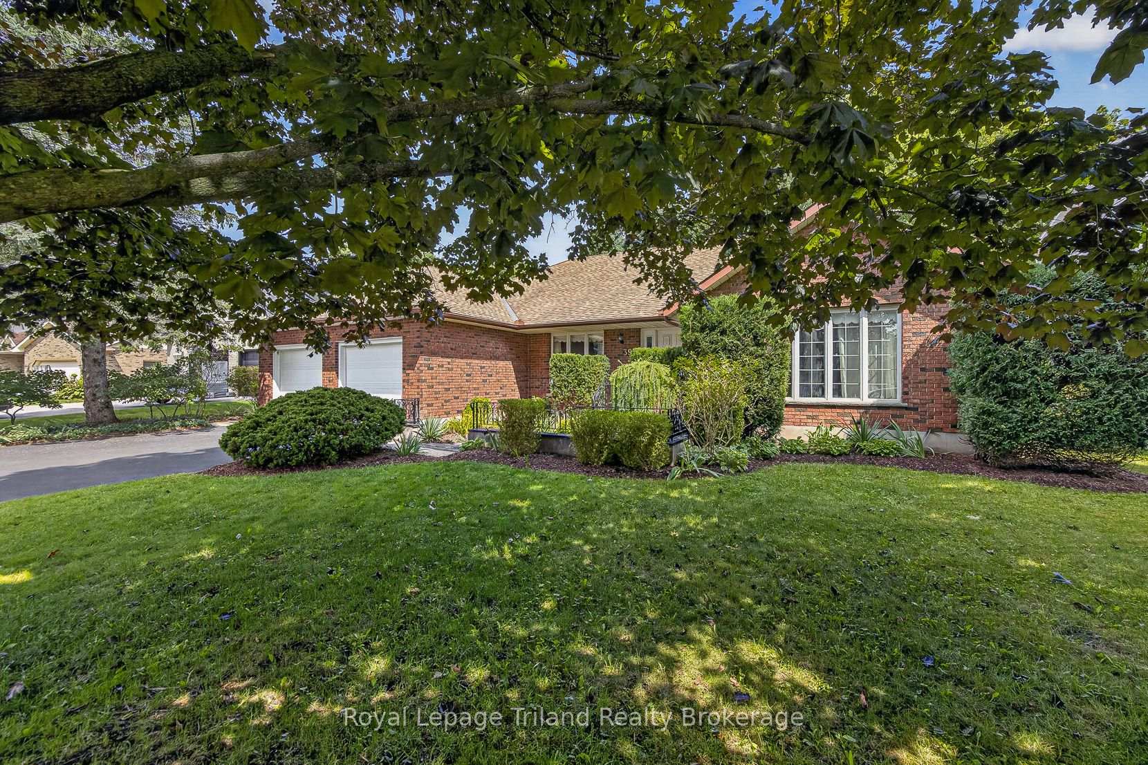 Photo 3 of 39 Clear Valley Drive, Tillsonburg — HOMEH