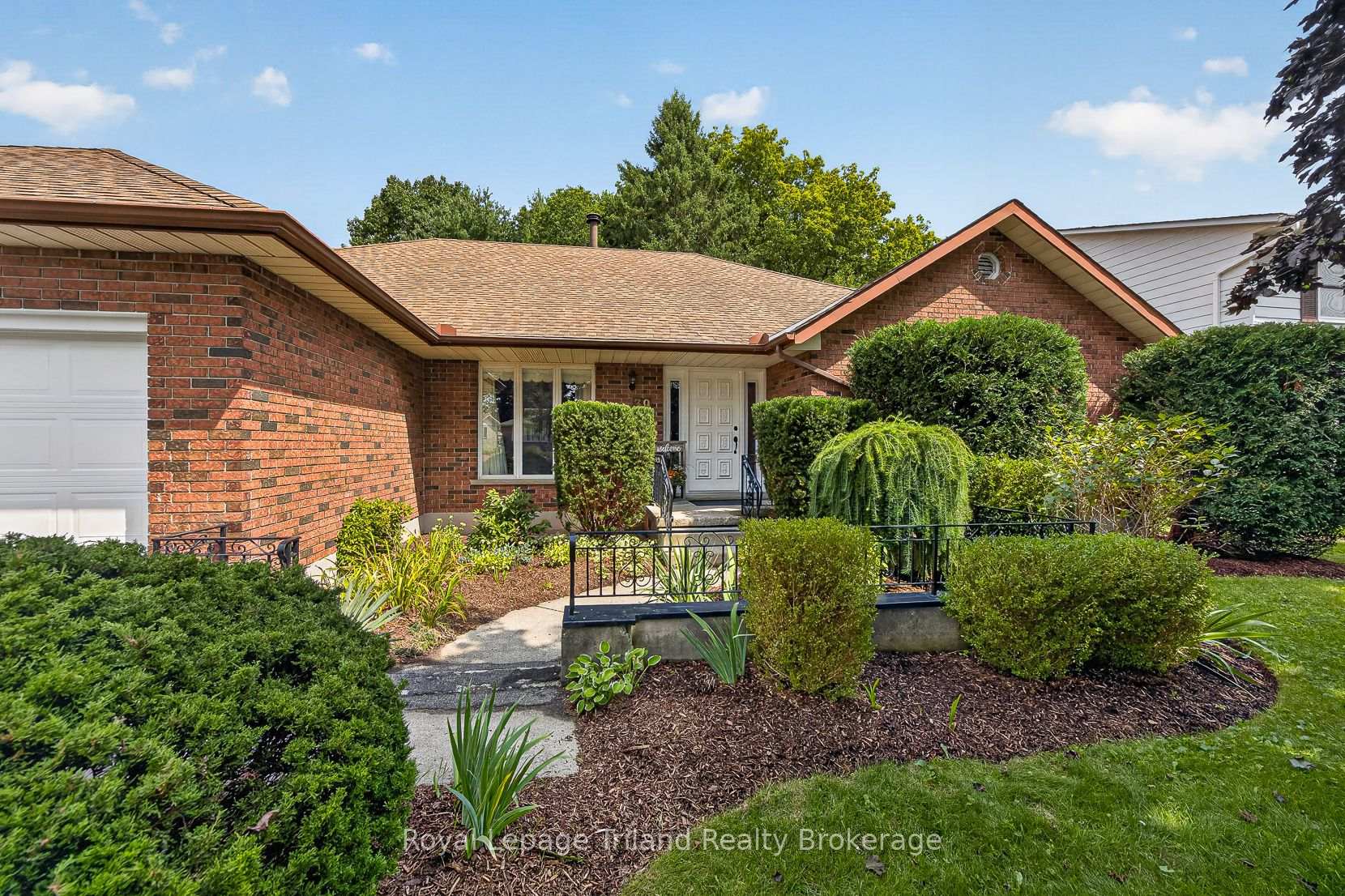Photo 4 of 39 Clear Valley Drive, Tillsonburg — HOMEH