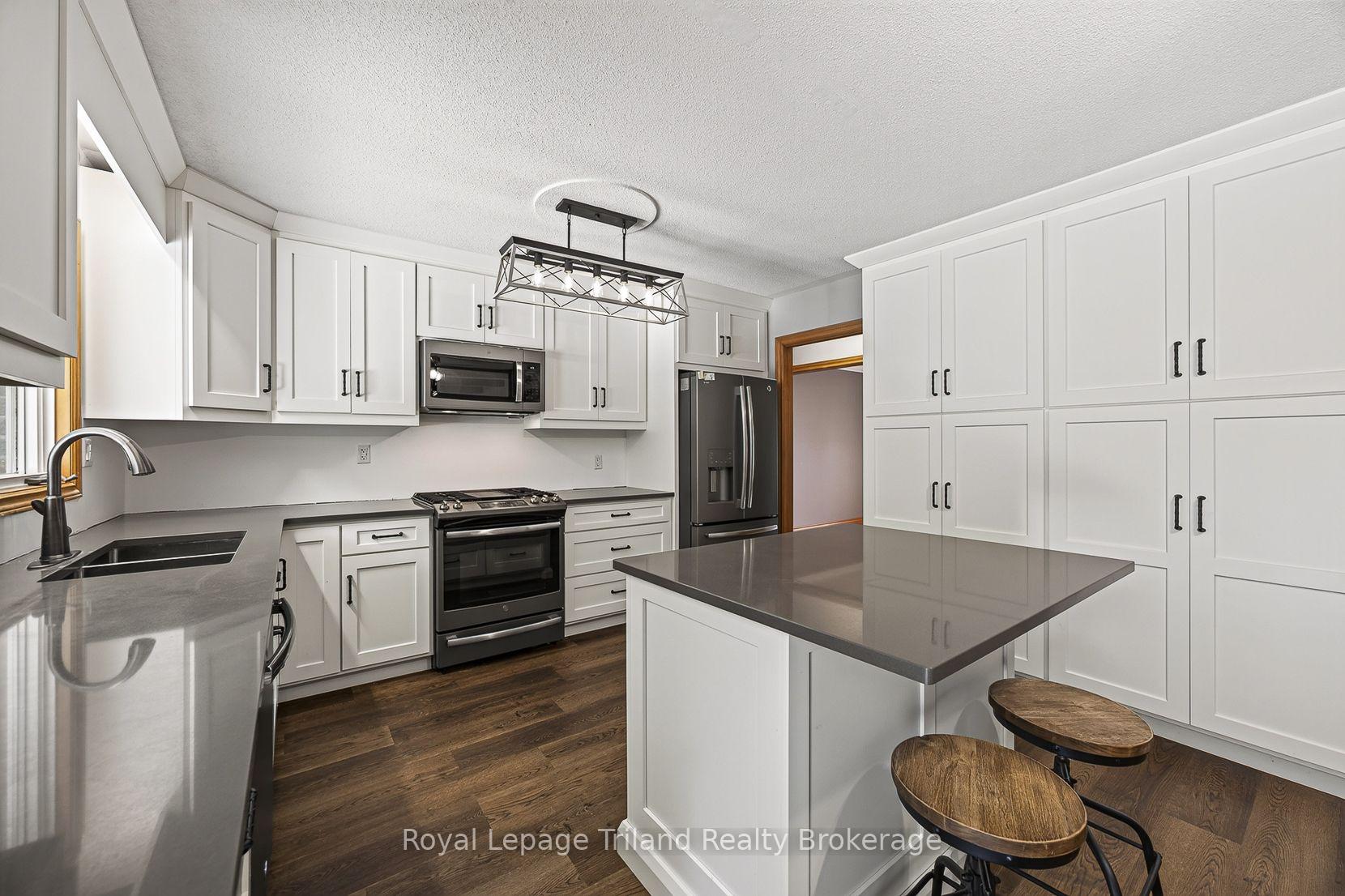 Photo 20 of 39 Clear Valley Drive, Tillsonburg — HOMEH