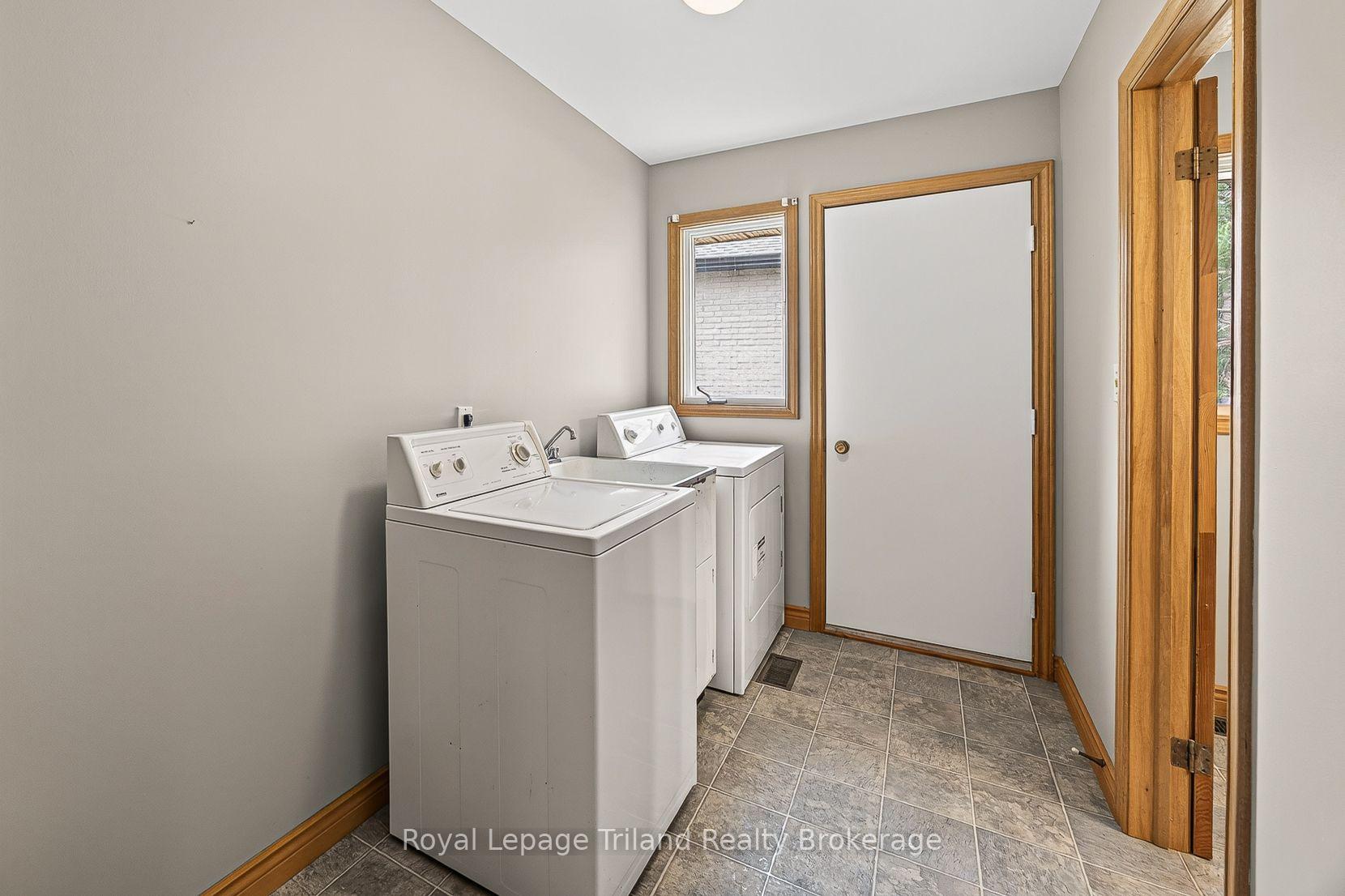 Photo 24 of 39 Clear Valley Drive, Tillsonburg — HOMEH