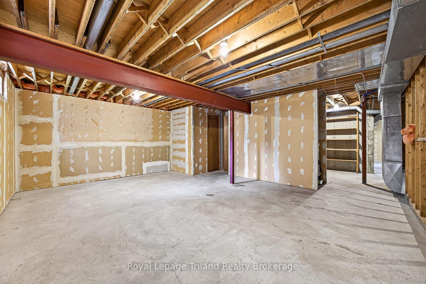 Photo 35 of 39 Clear Valley Drive, Tillsonburg — HOMEH