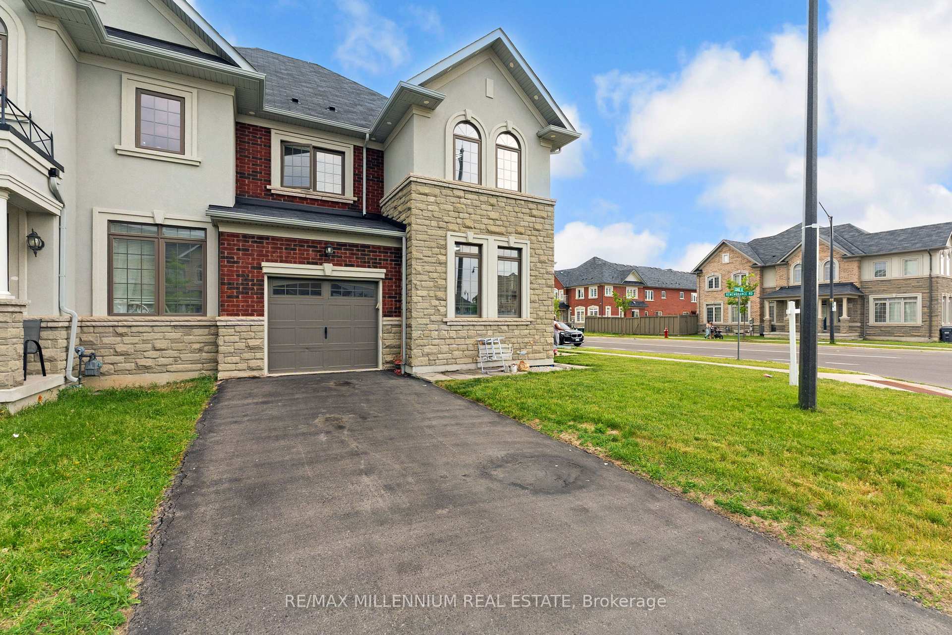 Photo 3 of 366 Remembrance Road, Brampton, Northwest Brampton — HOMEH