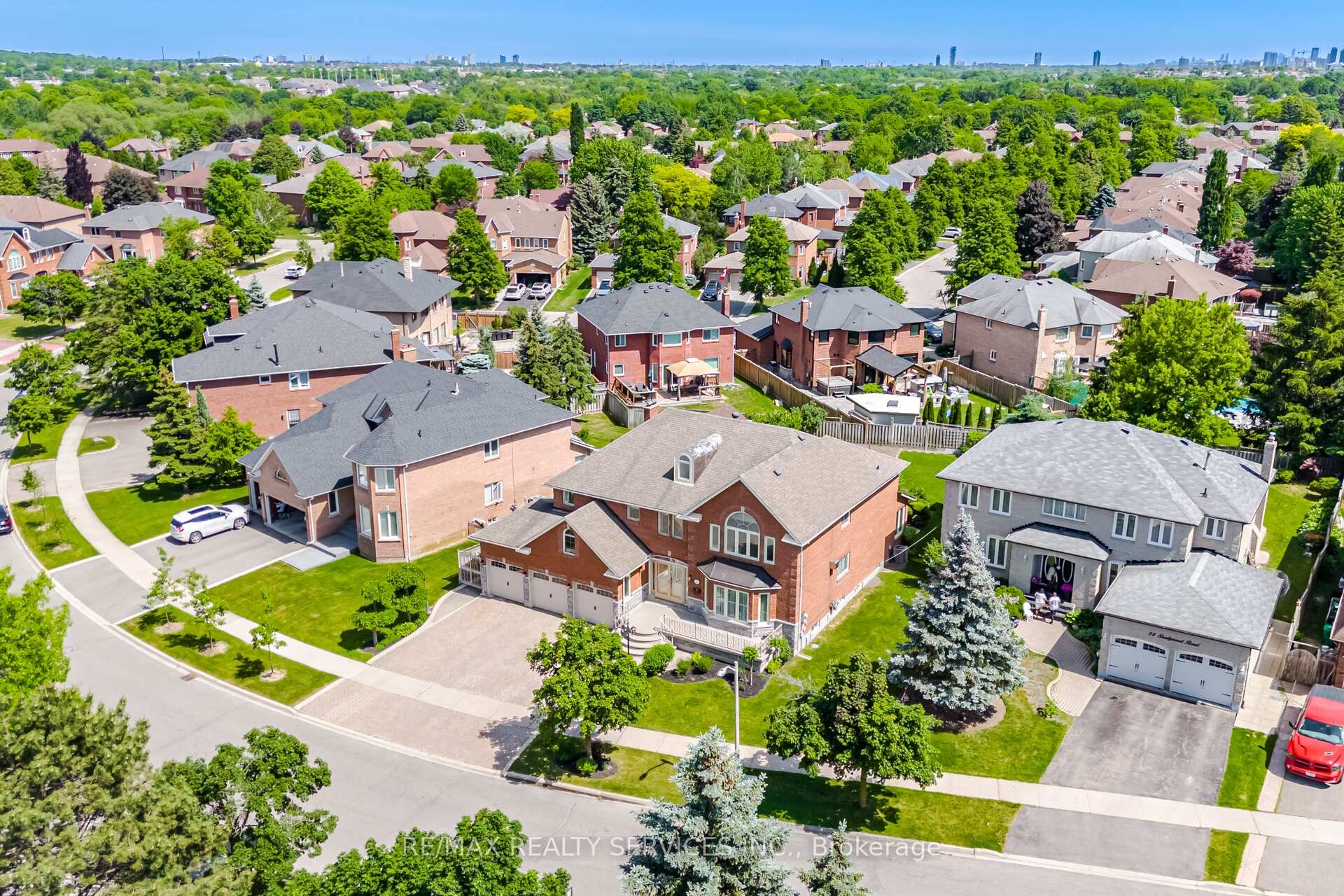 Photo 2 of 36 Shadywood Road, Brampton, Heart Lake West — HOMEH