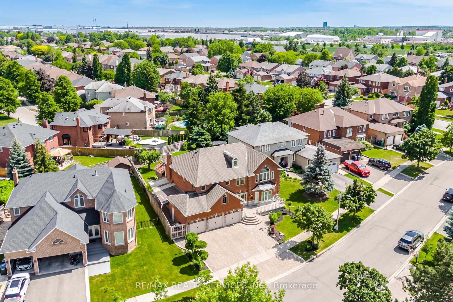 Photo 3 of 36 Shadywood Road, Brampton, Heart Lake West — HOMEH