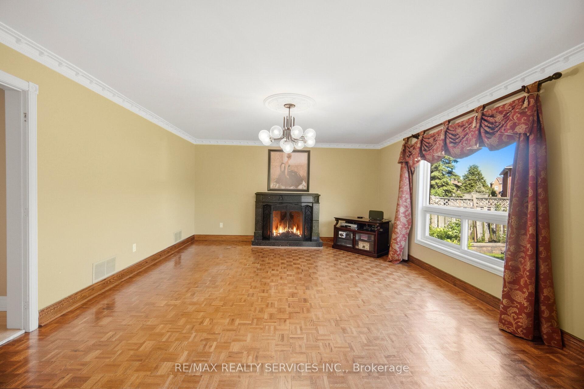 Photo 10 of 36 Shadywood Road, Brampton, Heart Lake West — HOMEH