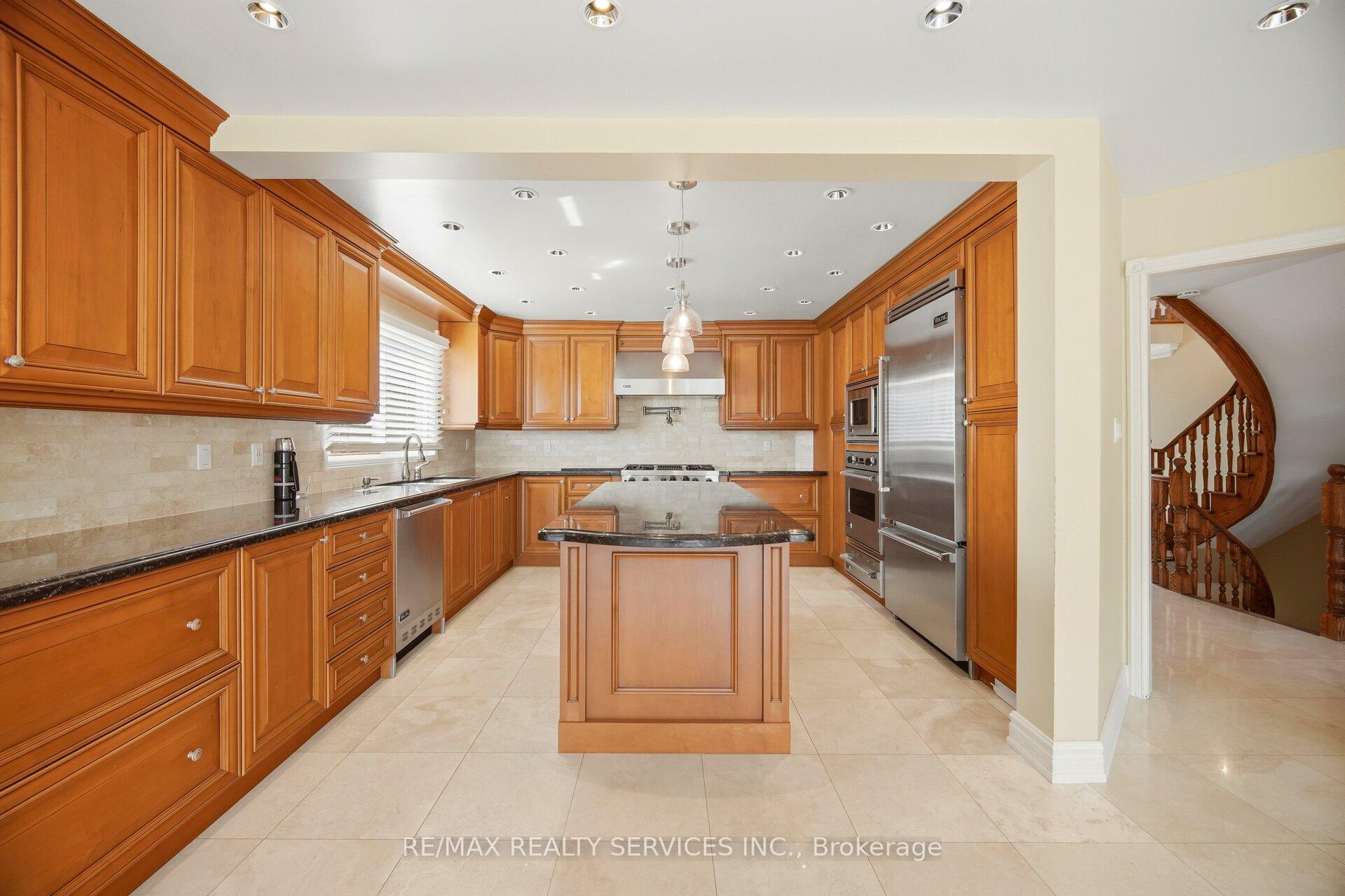 Photo 12 of 36 Shadywood Road, Brampton, Heart Lake West — HOMEH