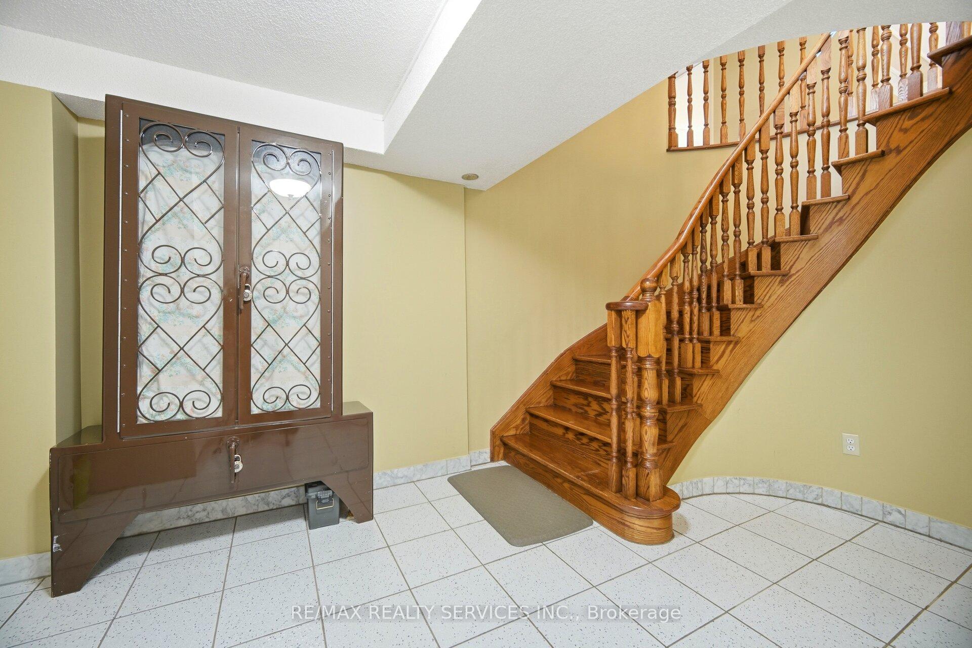 Photo 31 of 36 Shadywood Road, Brampton, Heart Lake West — HOMEH