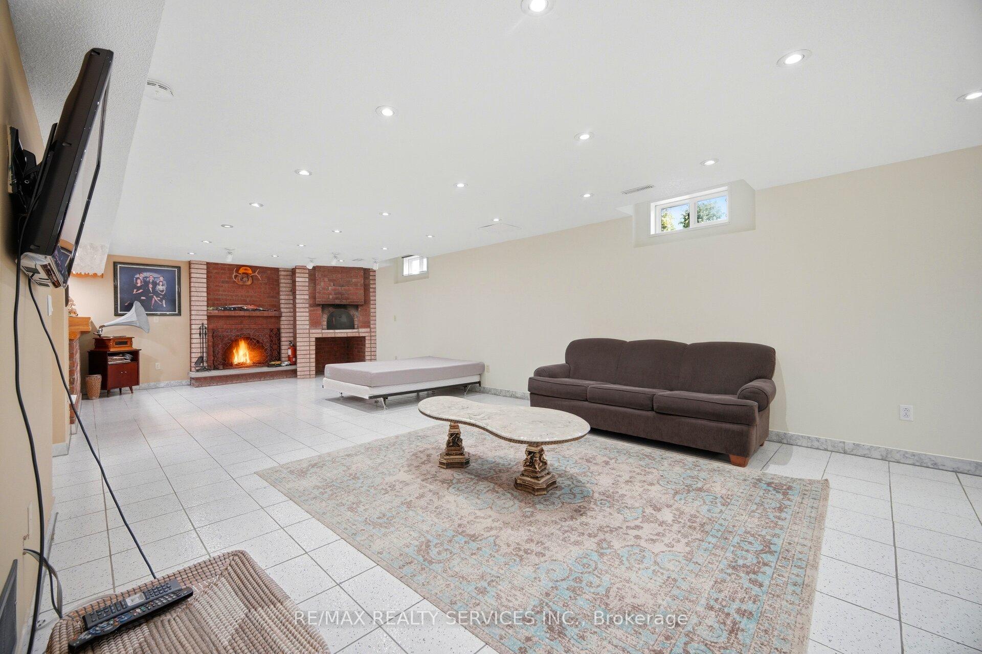 Photo 32 of 36 Shadywood Road, Brampton, Heart Lake West — HOMEH