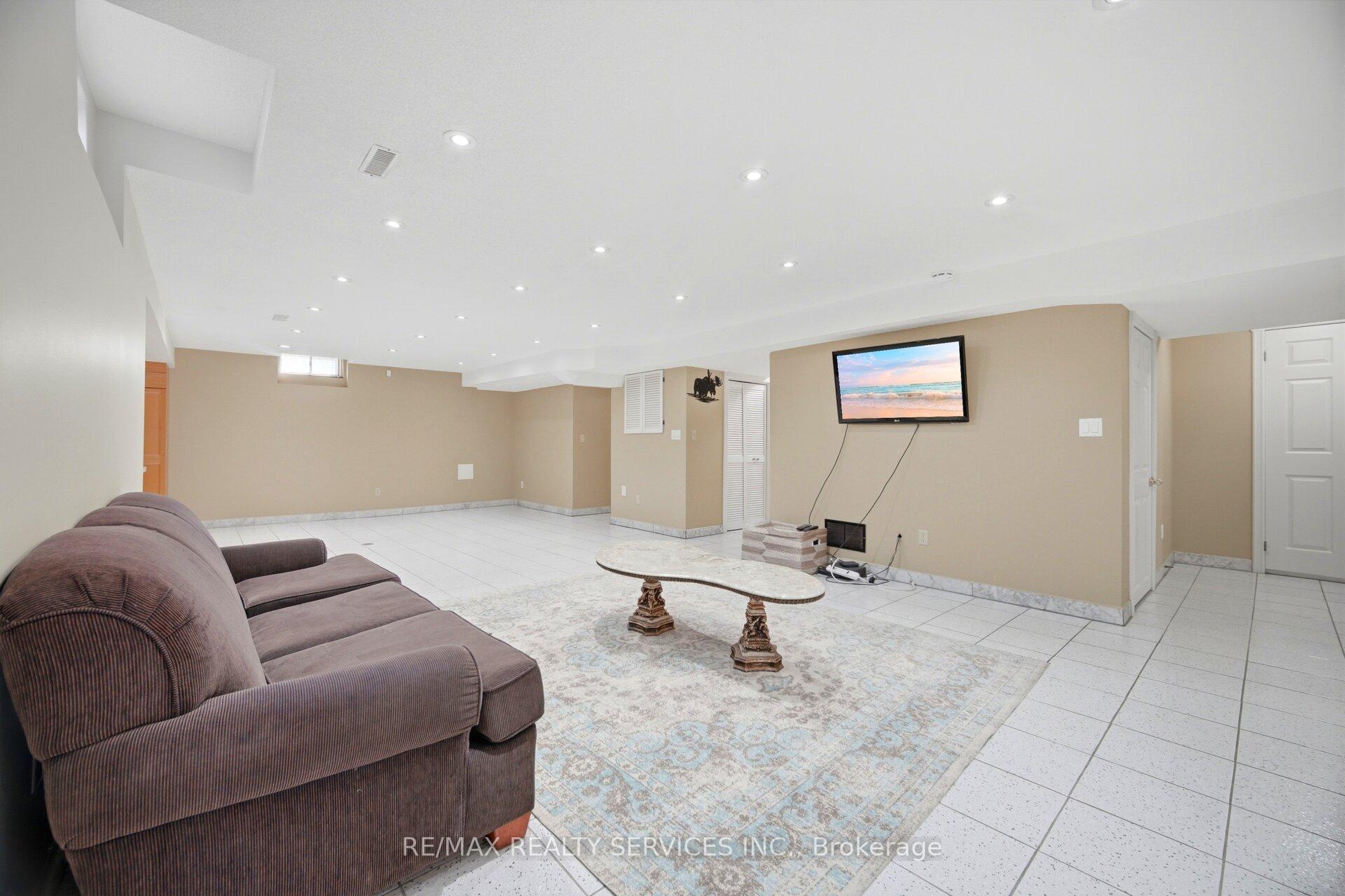 Photo 33 of 36 Shadywood Road, Brampton, Heart Lake West — HOMEH
