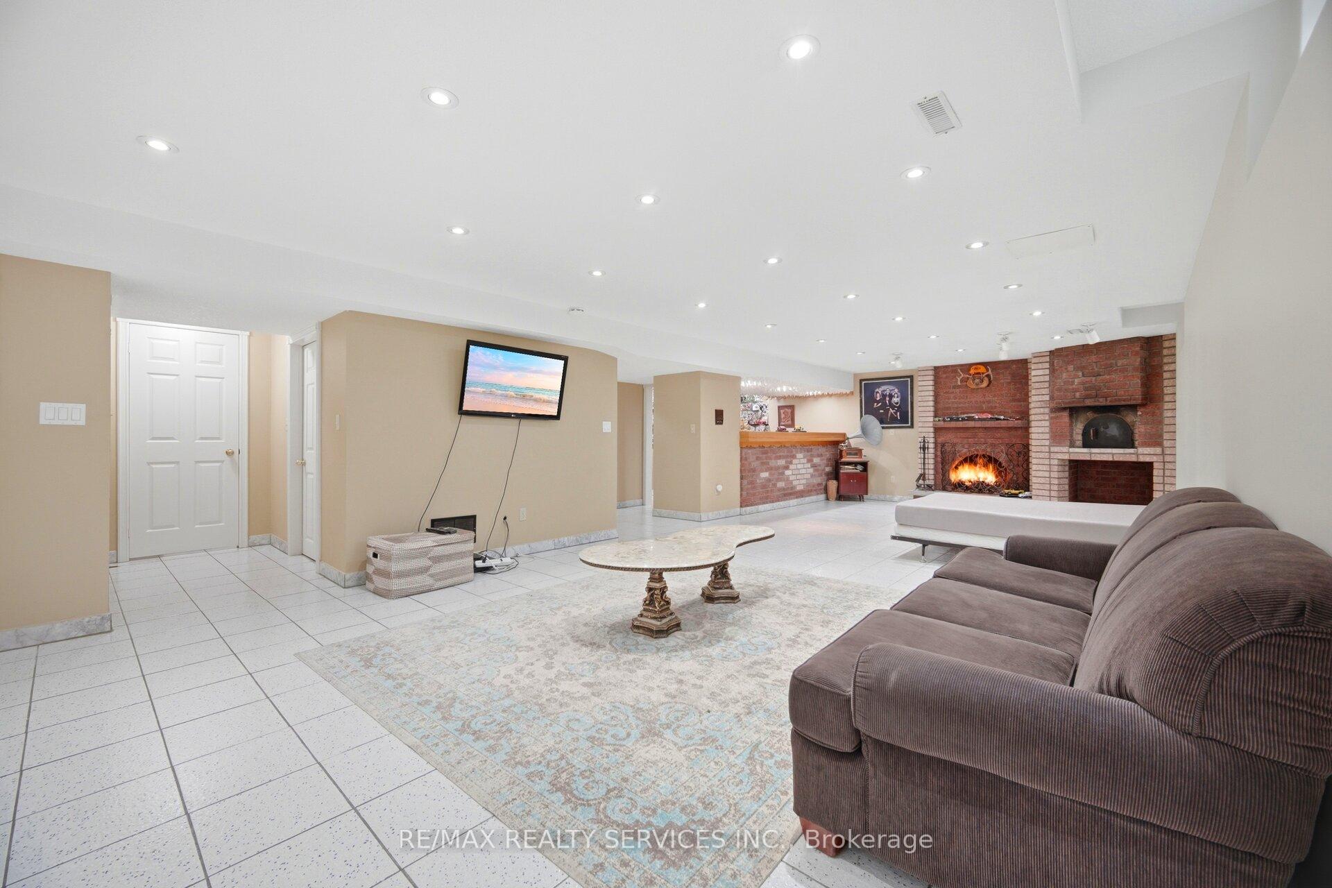 Photo 34 of 36 Shadywood Road, Brampton, Heart Lake West — HOMEH