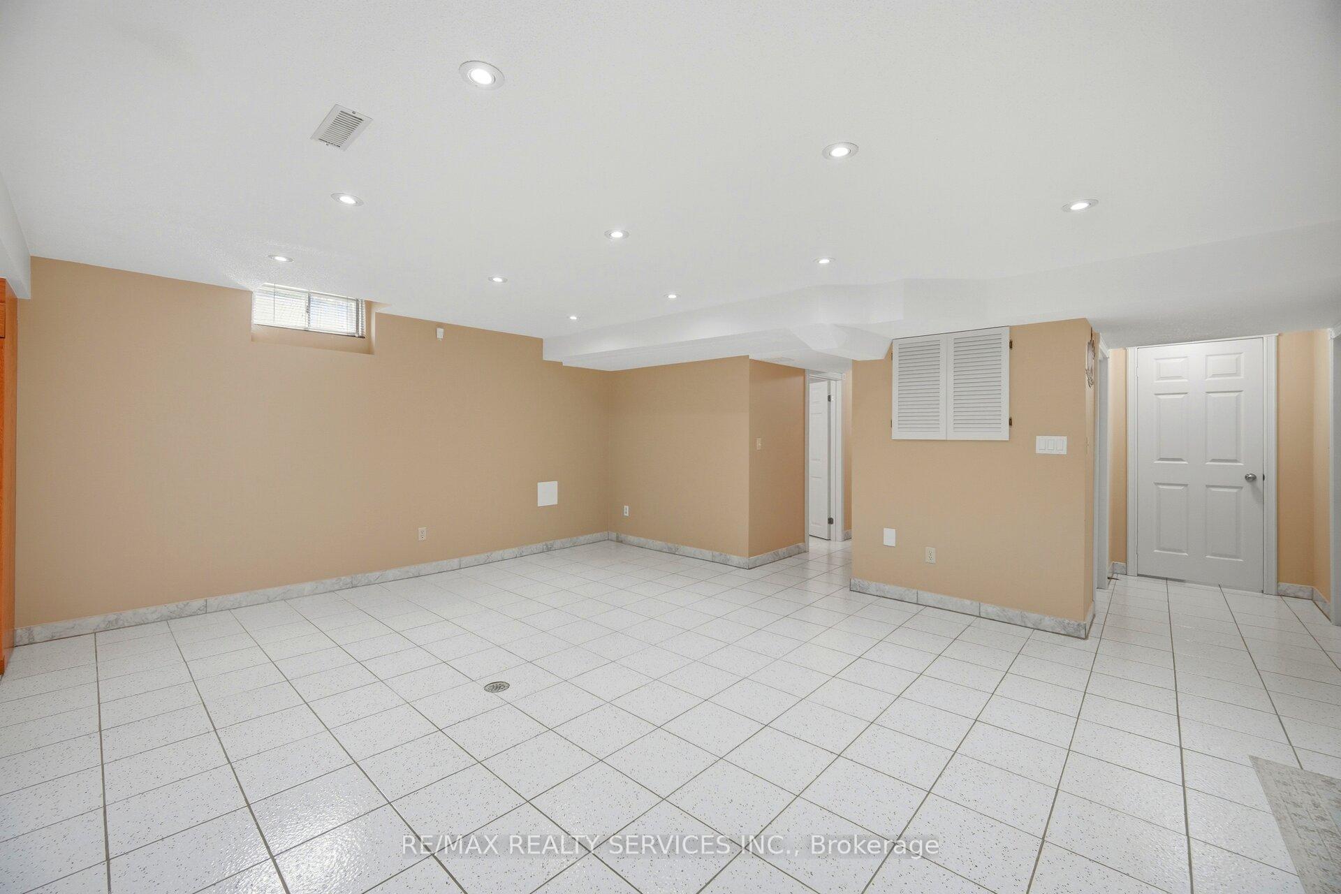 Photo 39 of 36 Shadywood Road, Brampton, Heart Lake West — HOMEH