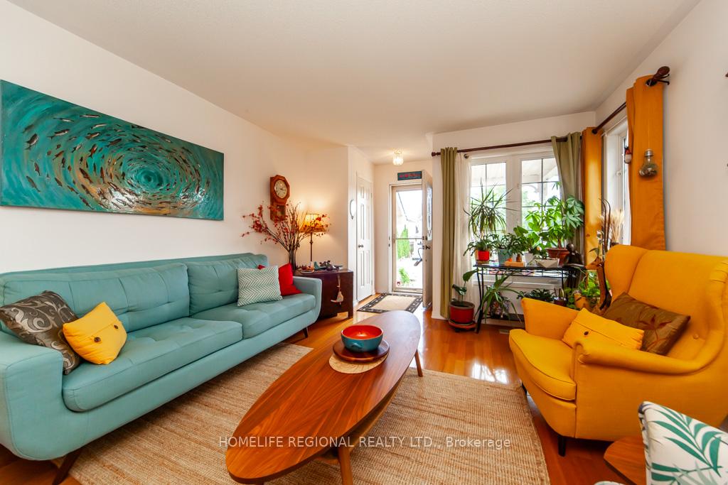 Photo 4 of 20 Rosemarie Crescent, Whitby, Brooklin — HOMEH