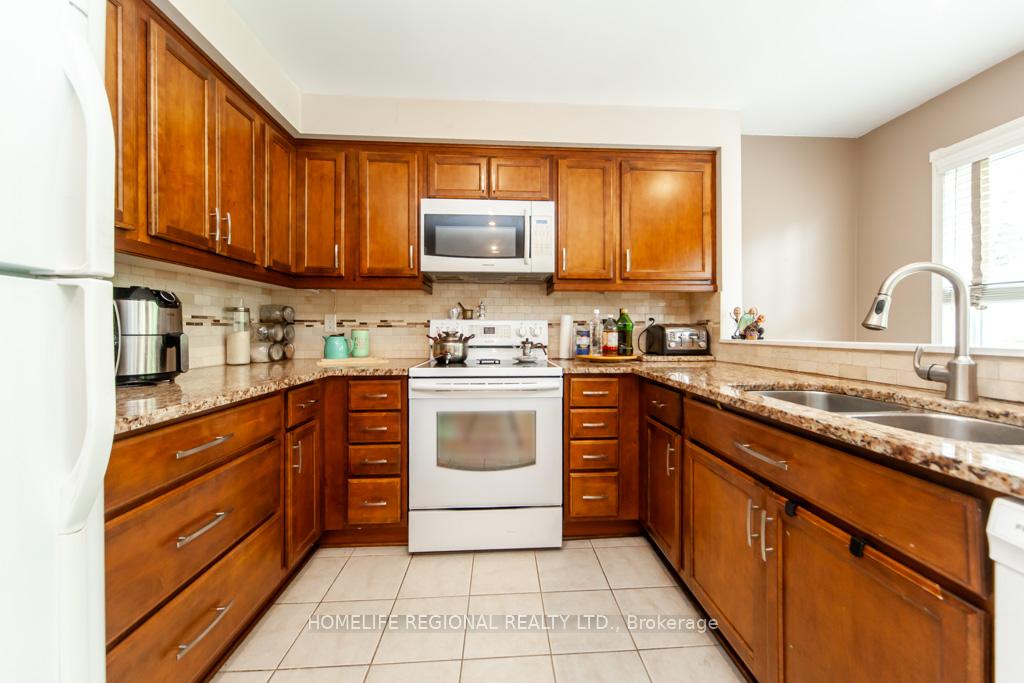 Photo 10 of 20 Rosemarie Crescent, Whitby, Brooklin — HOMEH