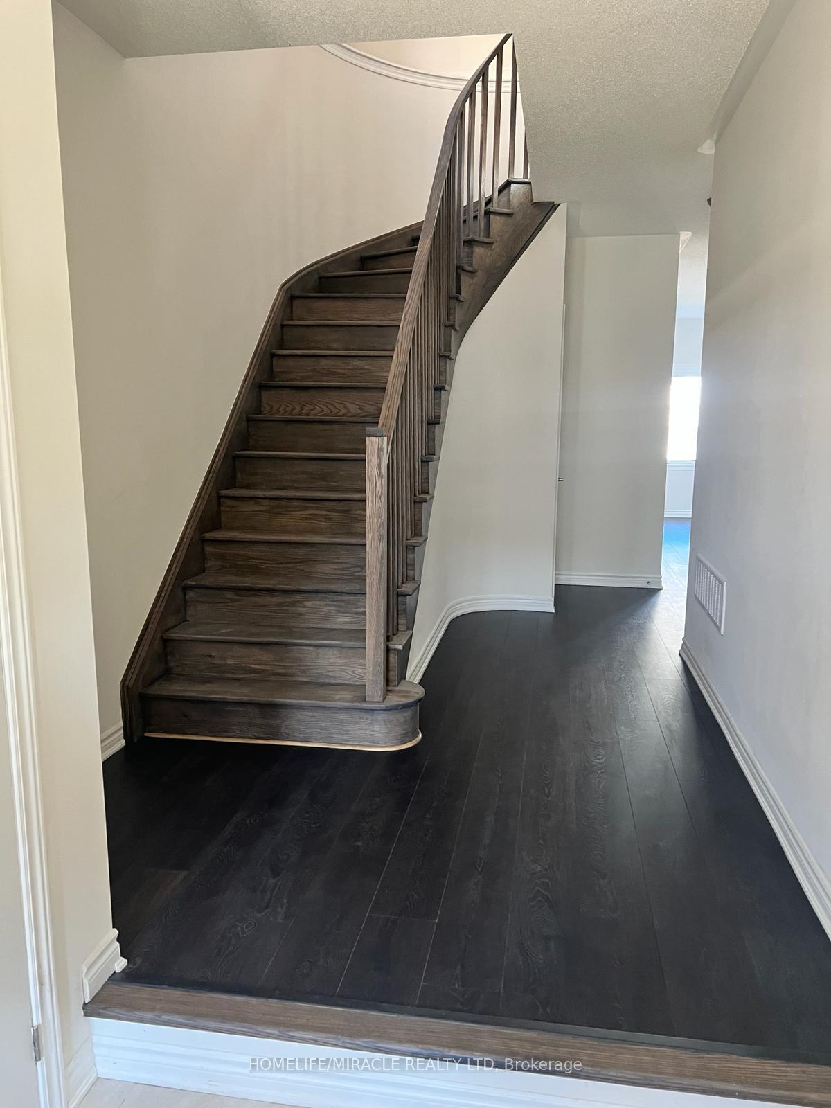 Photo 2 of 11 Sapphire Way, Thorold, Rolling Meadows — HOMEH
