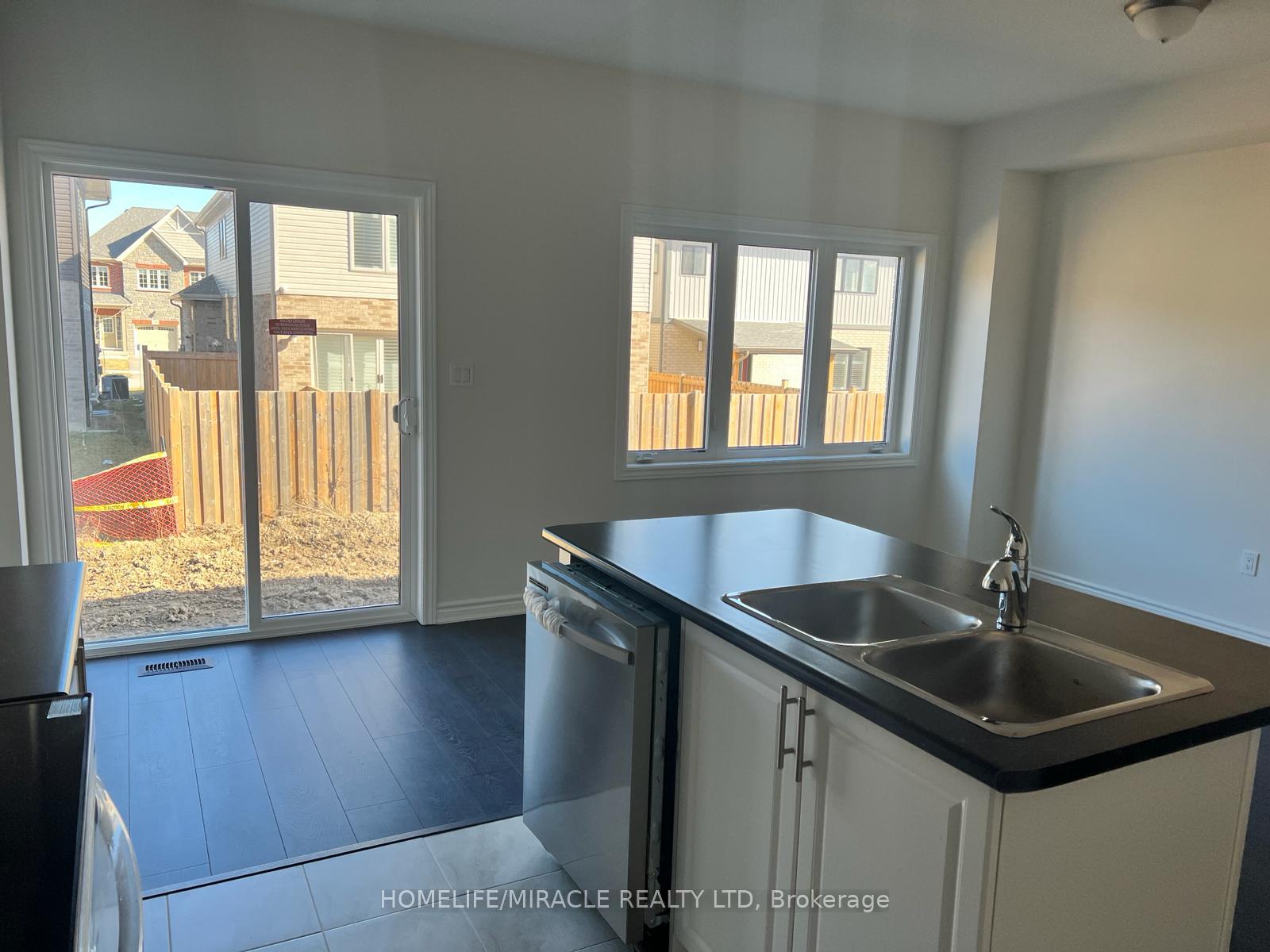 Photo 5 of 11 Sapphire Way, Thorold, Rolling Meadows — HOMEH
