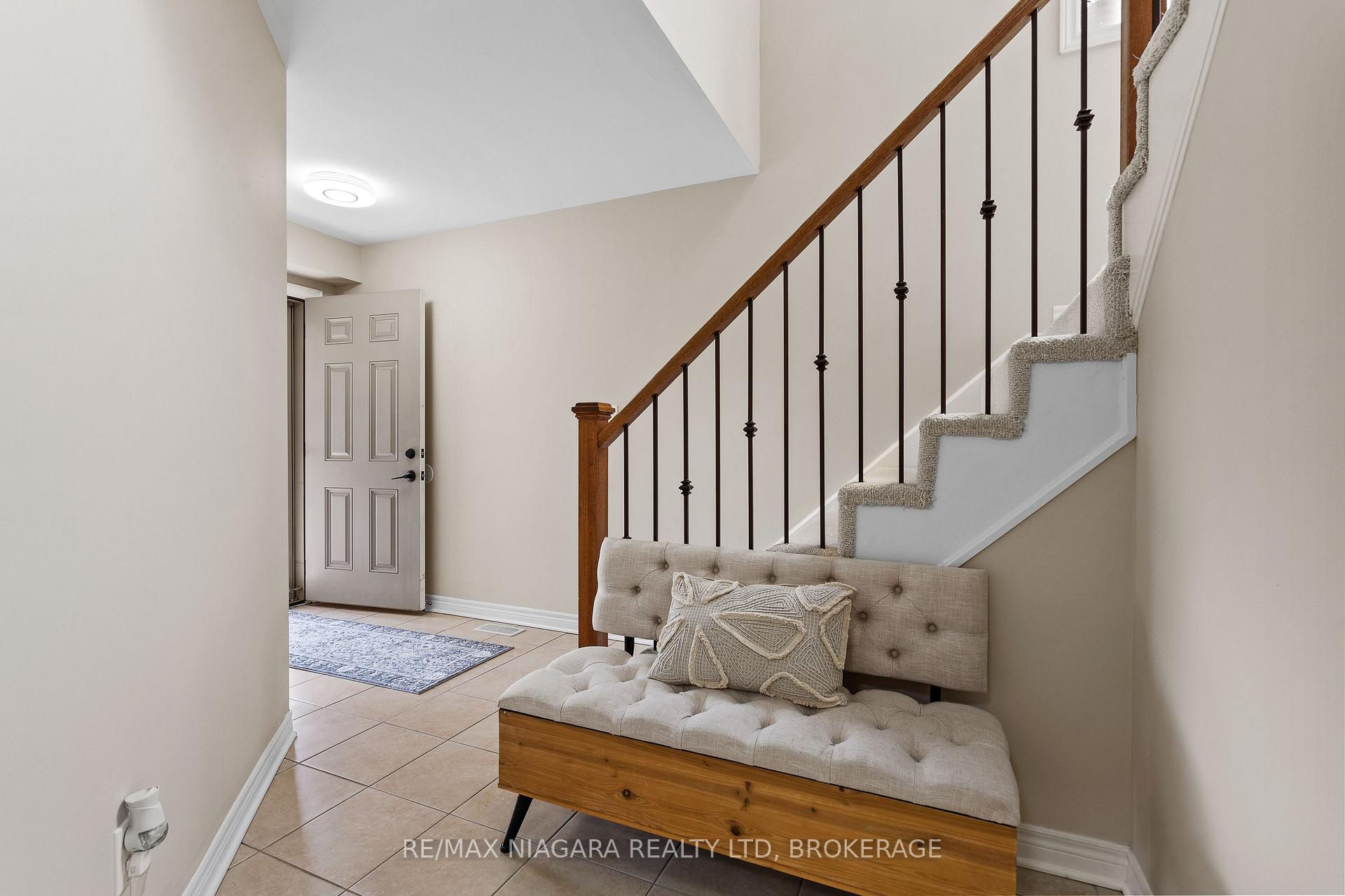 Photo 3 of 8511 Jennifer Crescent, Niagara Falls, Forestview — HOMEH