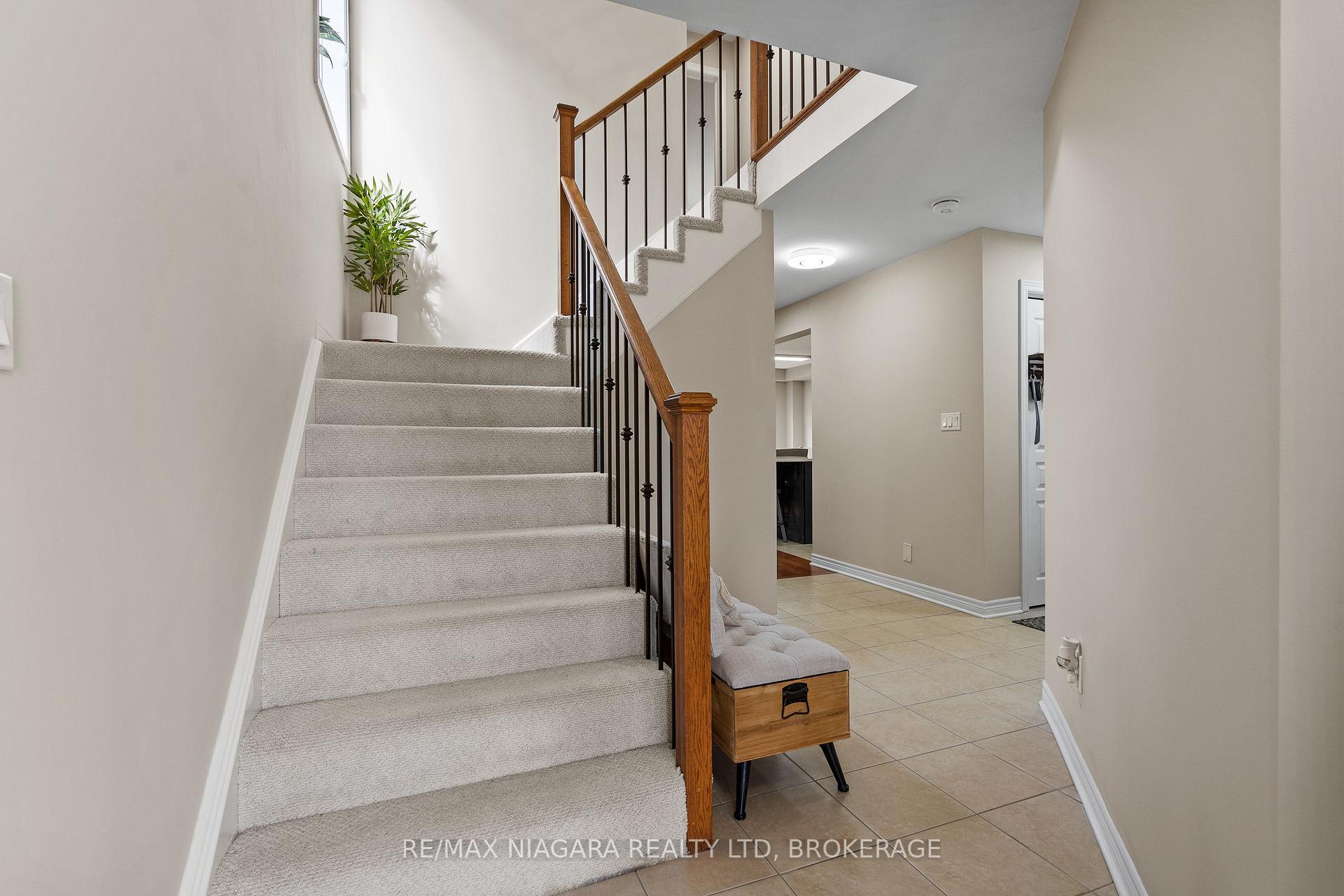 Photo 4 of 8511 Jennifer Crescent, Niagara Falls, Forestview — HOMEH