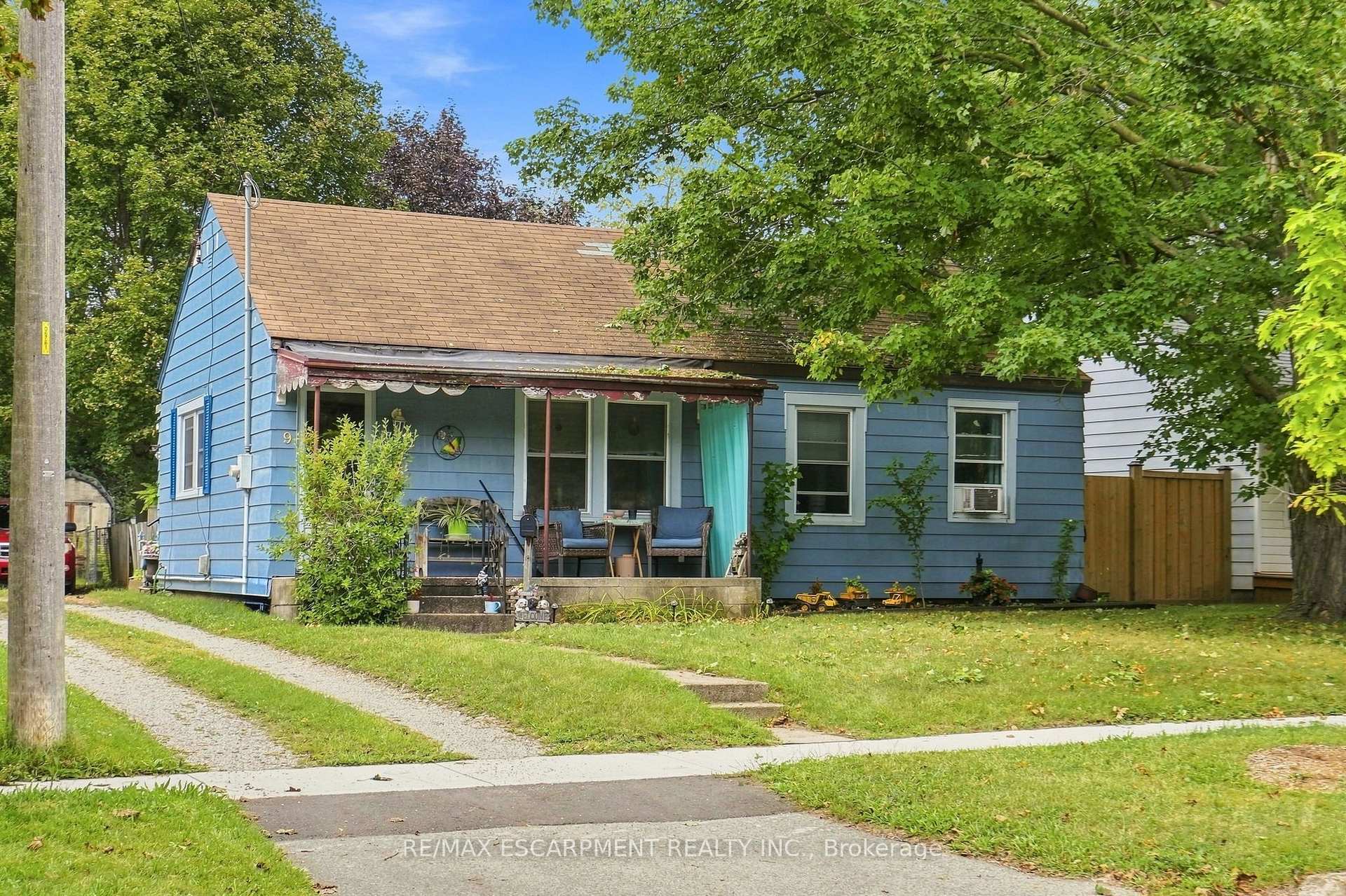 Photo 2 of 9 Lancaster Avenue, Brantford, Holmesdale-Lansdowne — HOMEH