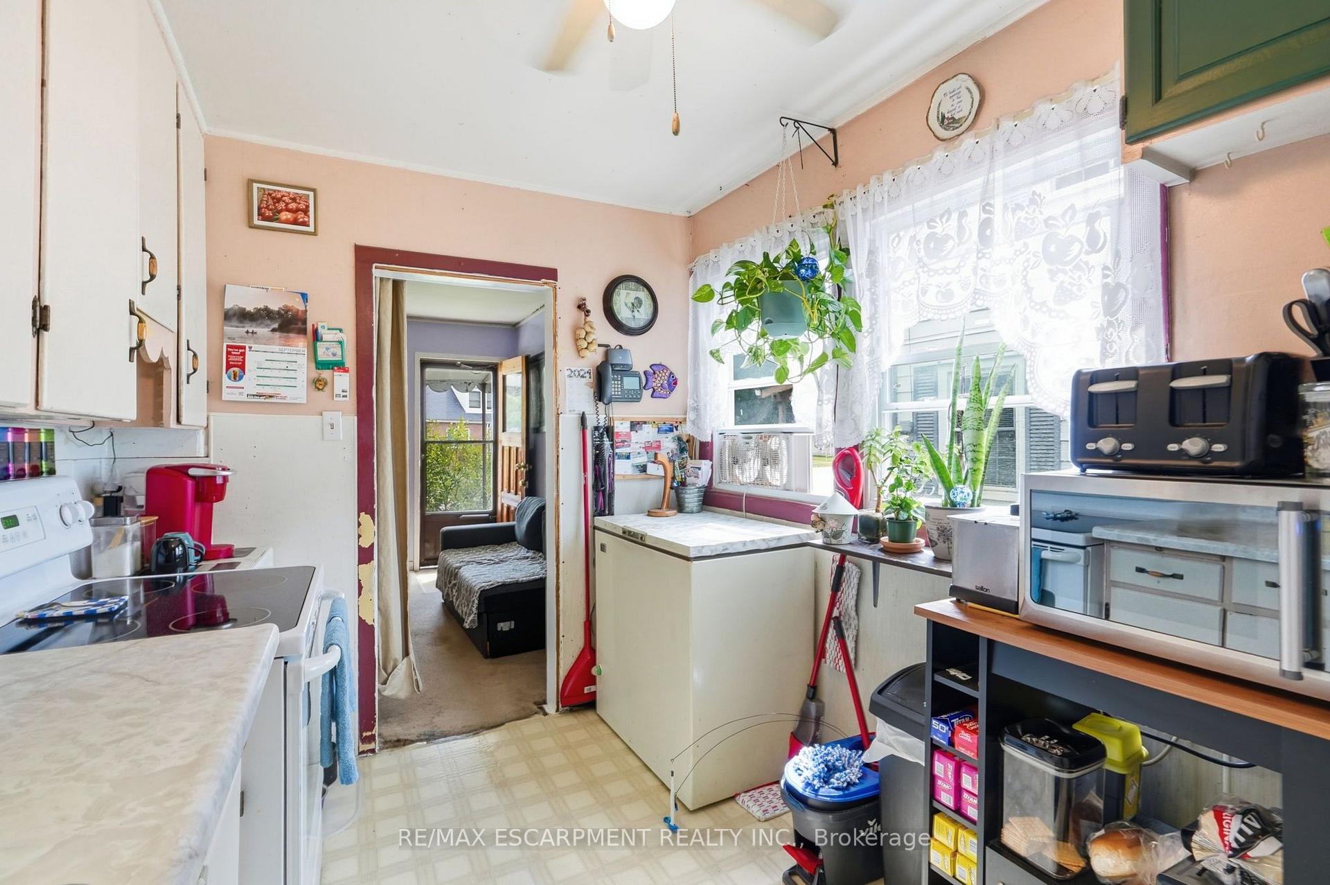 Photo 8 of 9 Lancaster Avenue, Brantford, Holmesdale-Lansdowne — HOMEH