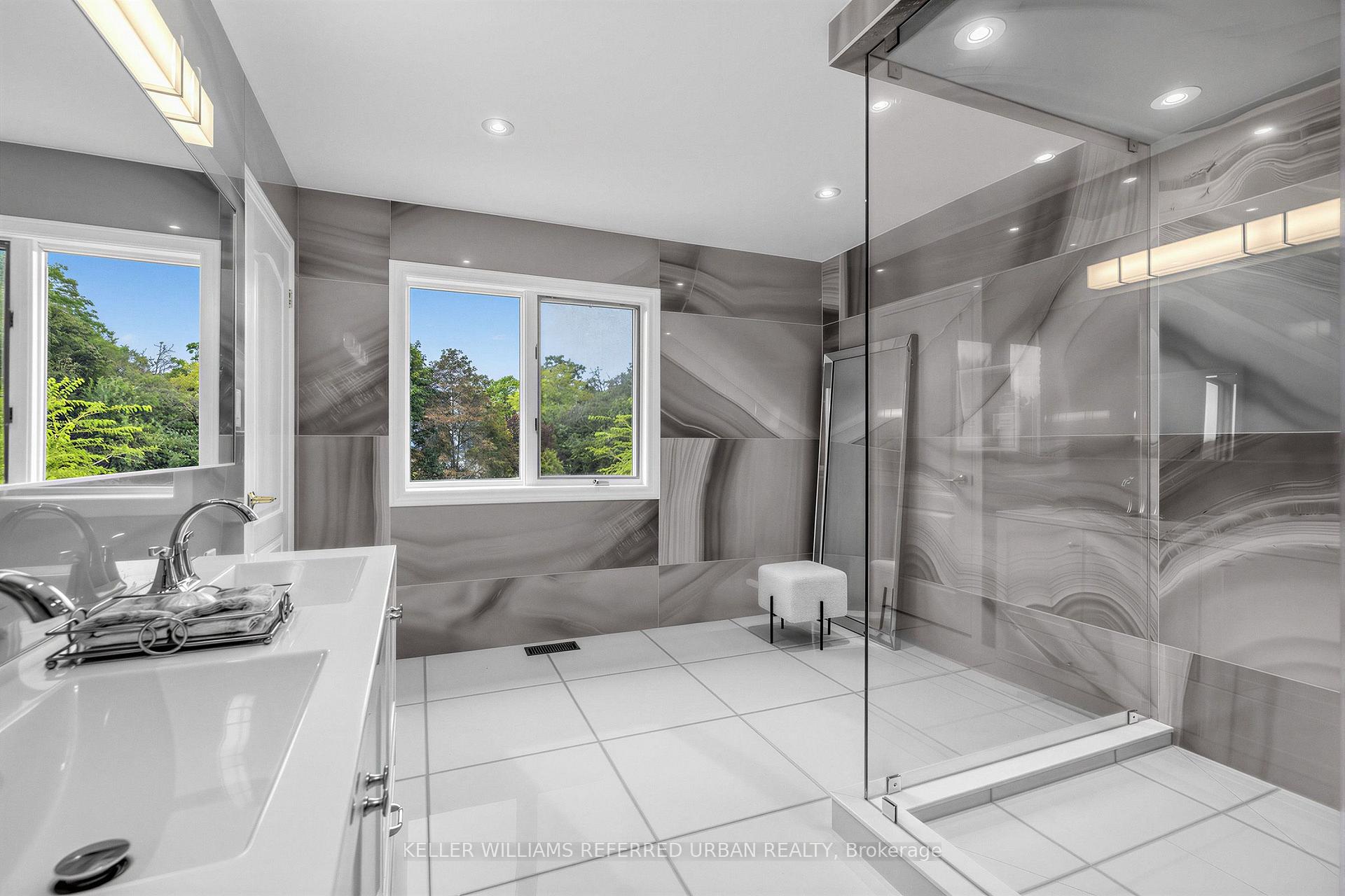 Photo 23 of 18 Yongeview Avenue, Richmond Hill, South Richvale — HOMEH