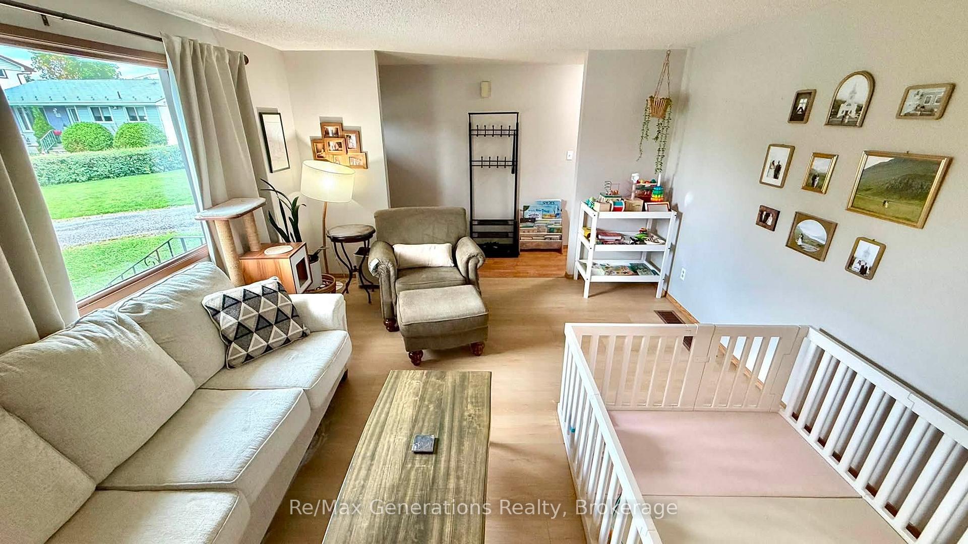 Photo 3 of 161 Newberry Crescent, Thunder Bay, Northwood Park — HOMEH