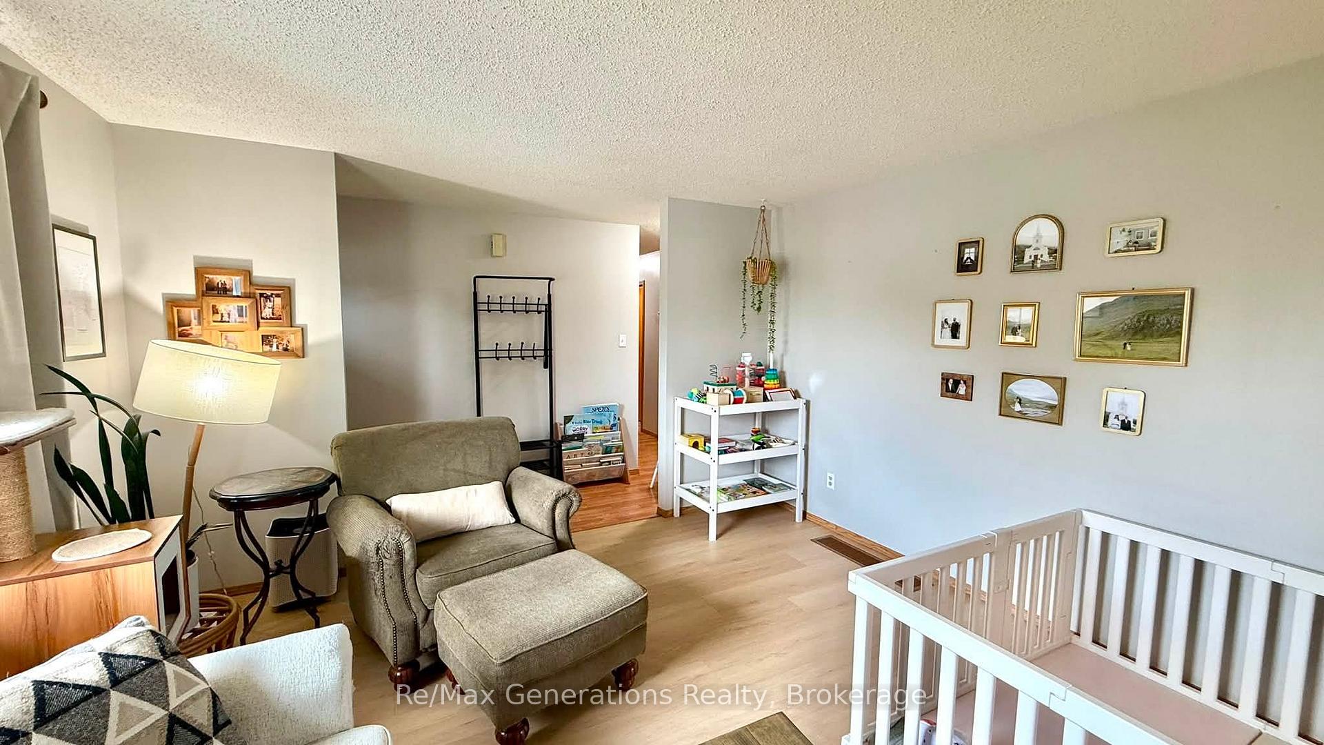 Photo 4 of 161 Newberry Crescent, Thunder Bay, Northwood Park — HOMEH