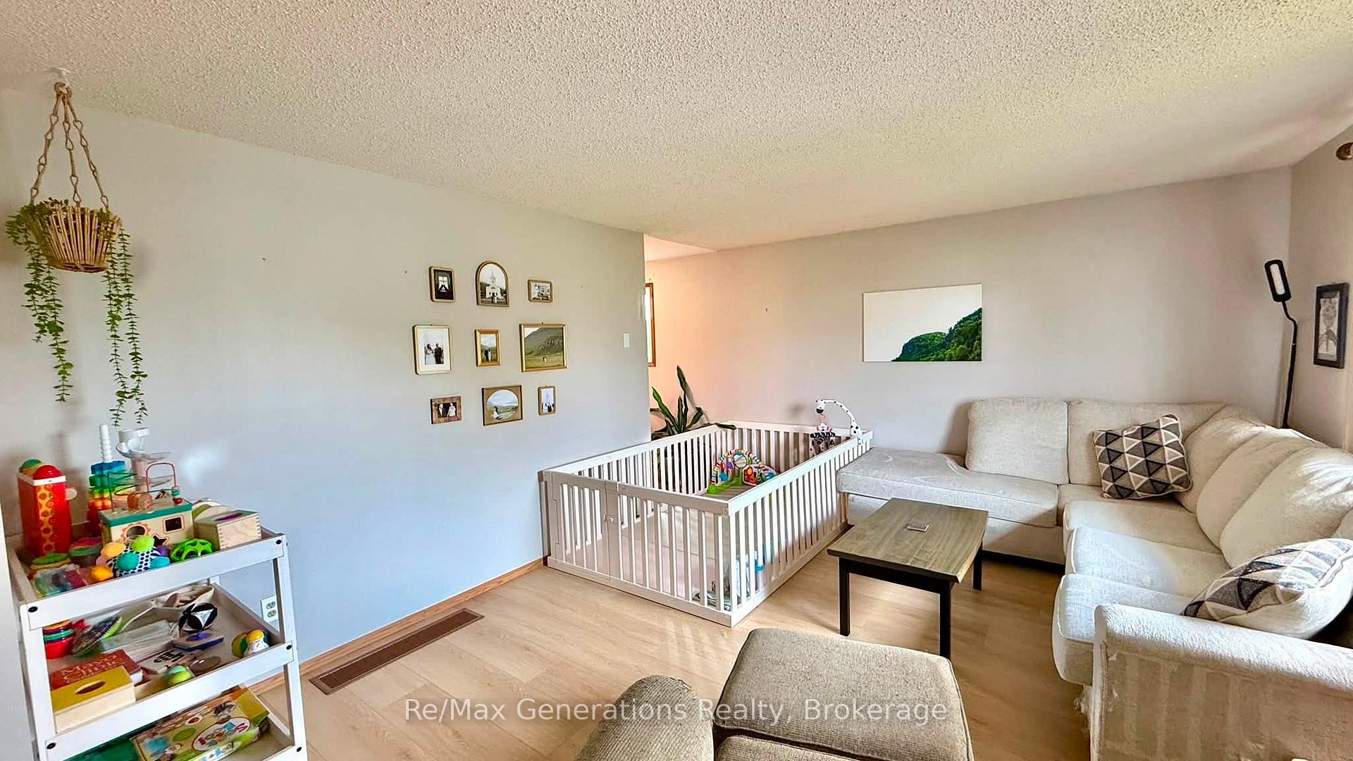 Photo 5 of 161 Newberry Crescent, Thunder Bay, Northwood Park — HOMEH
