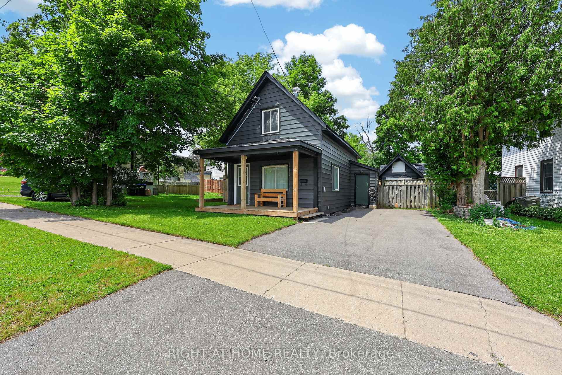 Photo 3 of 314 Bay Street, Midland — HOMEH
