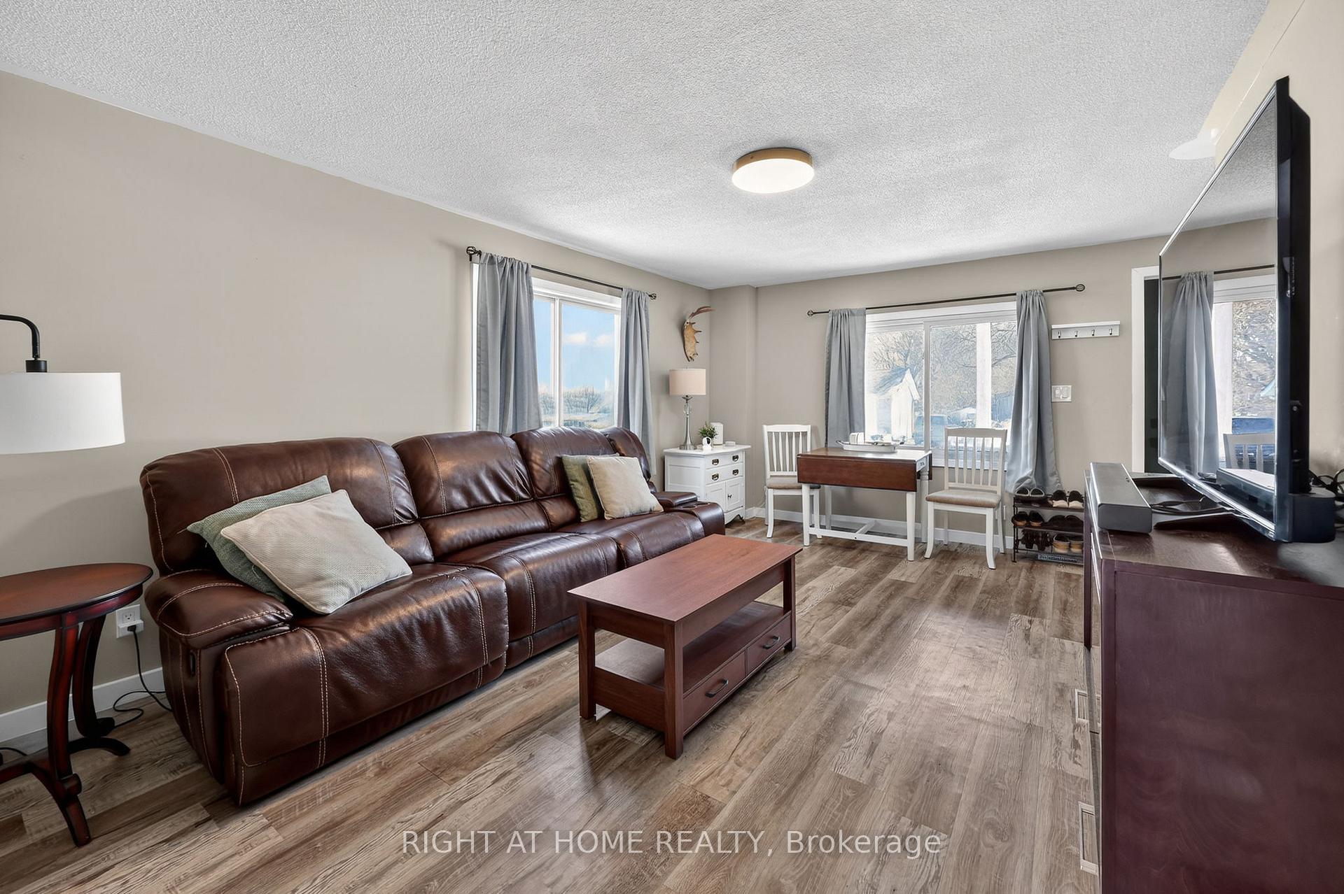 Photo 5 of 314 Bay Street, Midland — HOMEH