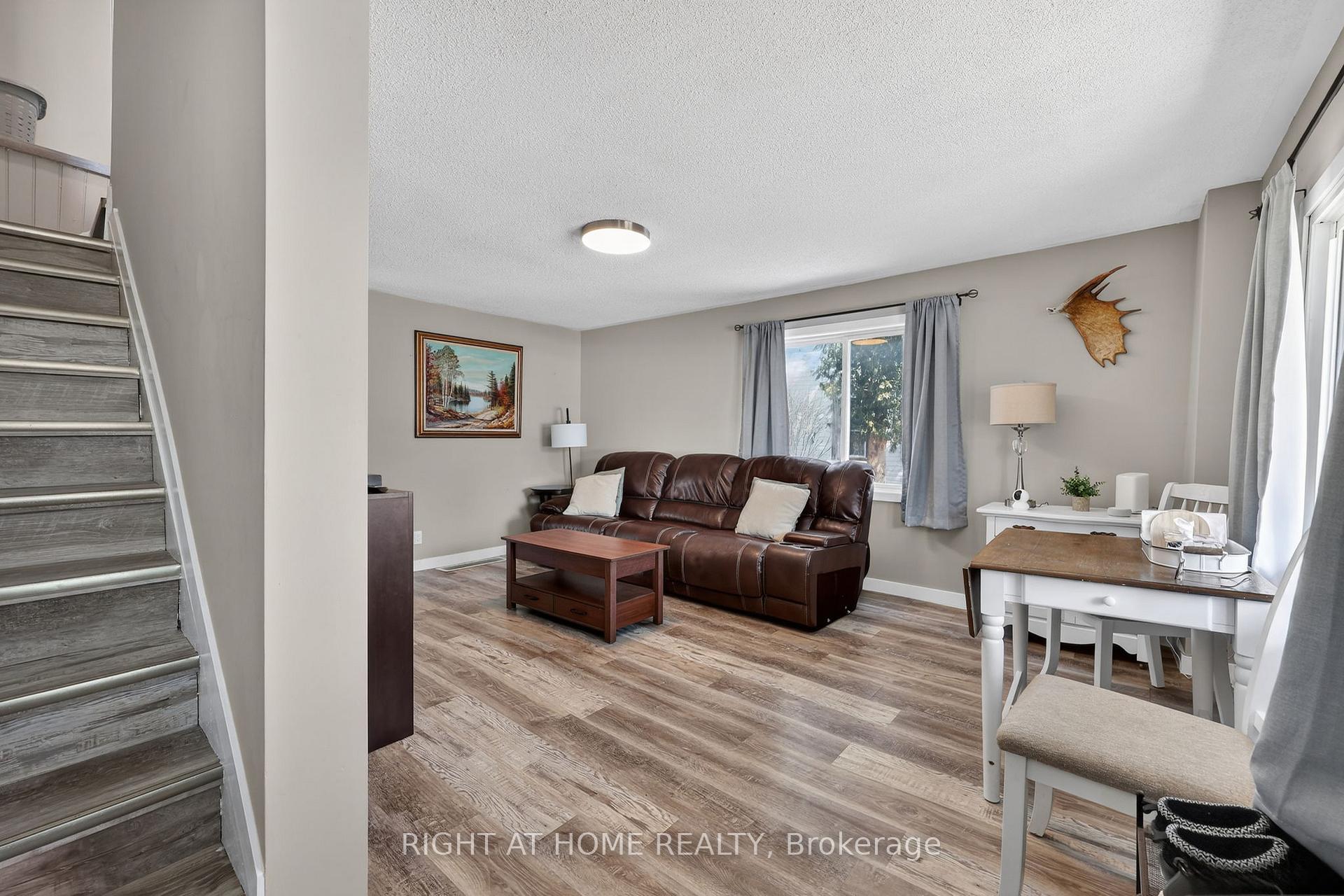 Photo 6 of 314 Bay Street, Midland — HOMEH