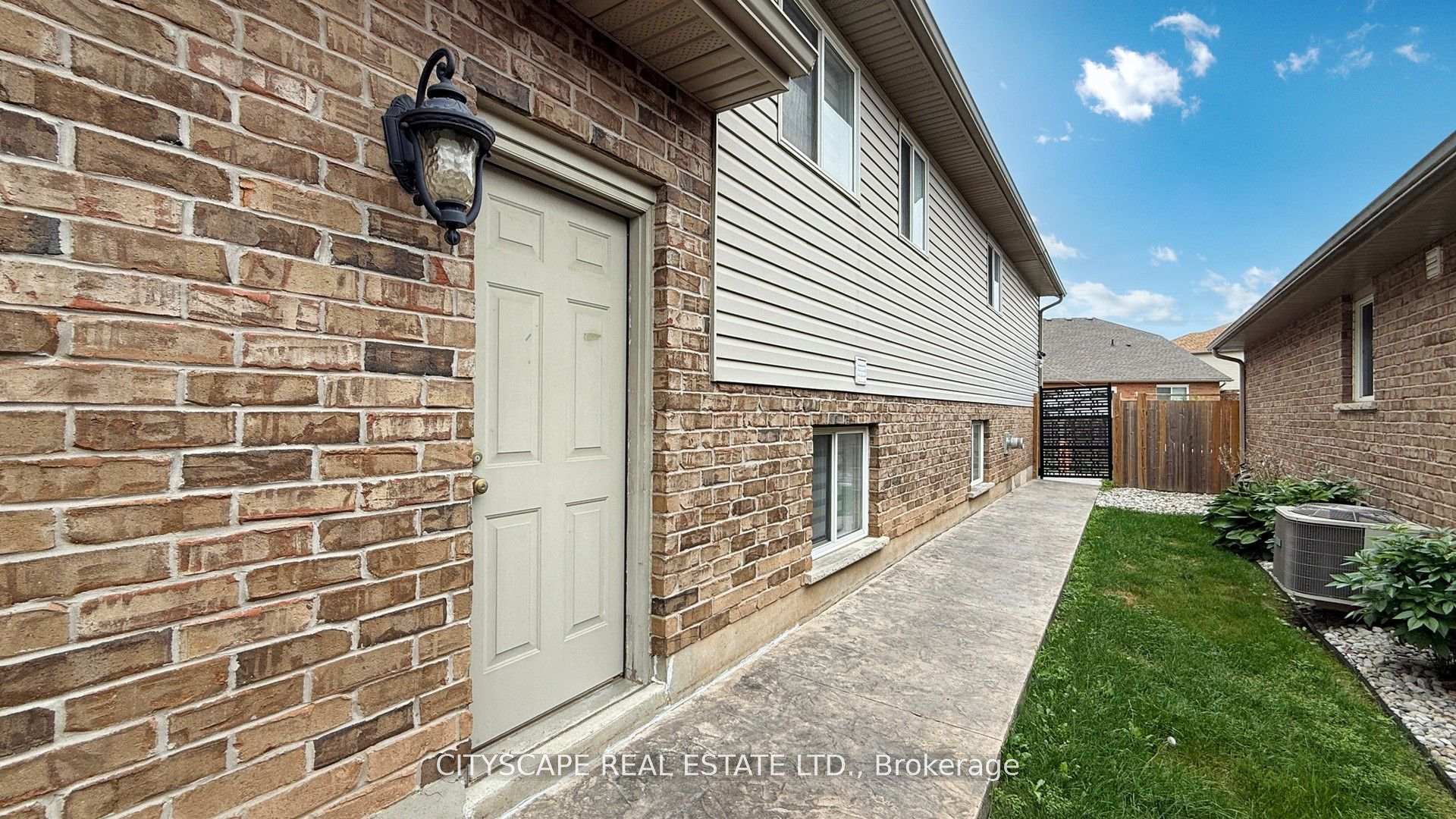 Photo 3 of 8655 Westport Drive, Niagara Falls, Forestview — HOMEH