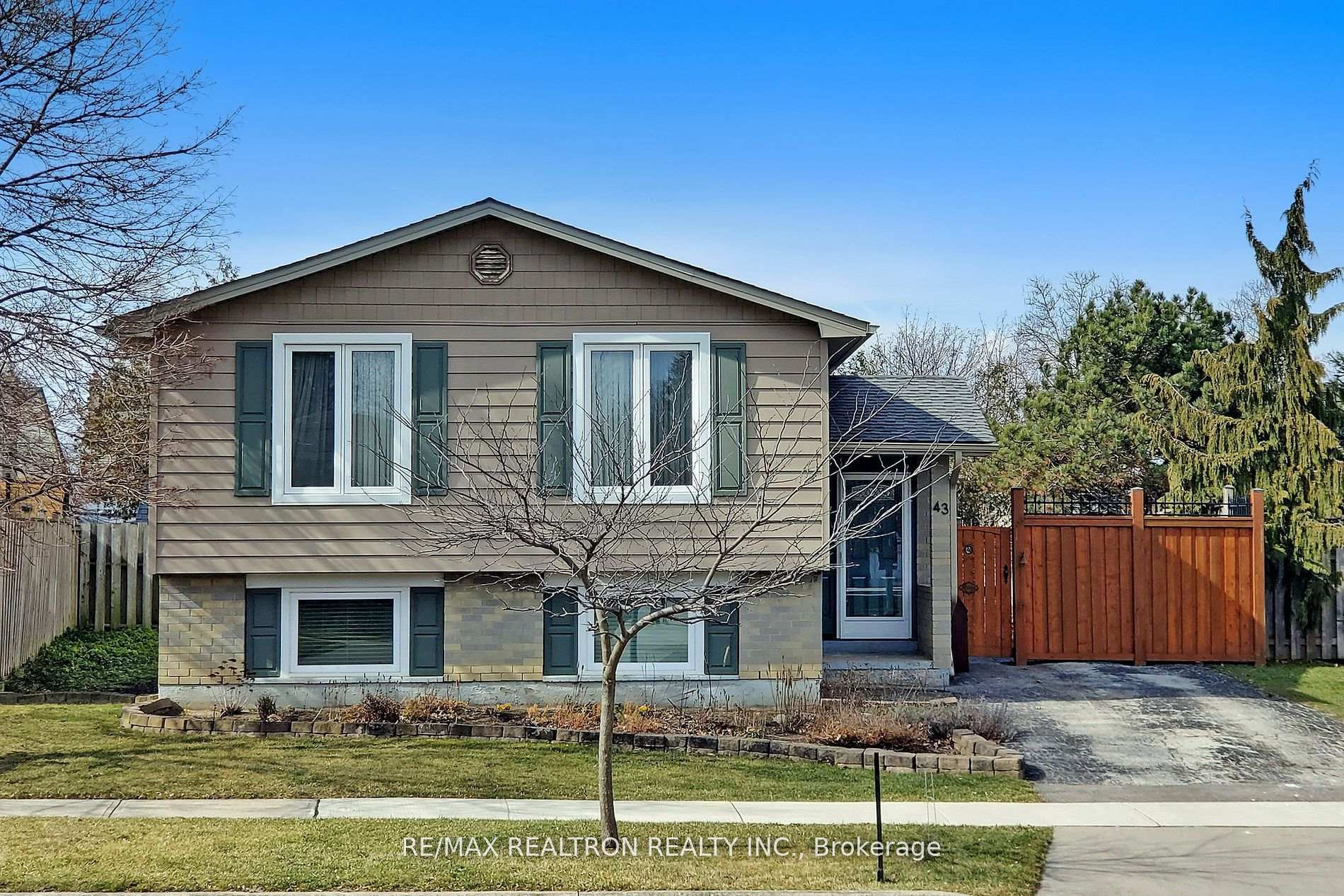 Photo 3 of 43 Odessa Street, Hamilton, Stoney Creek — HOMEH