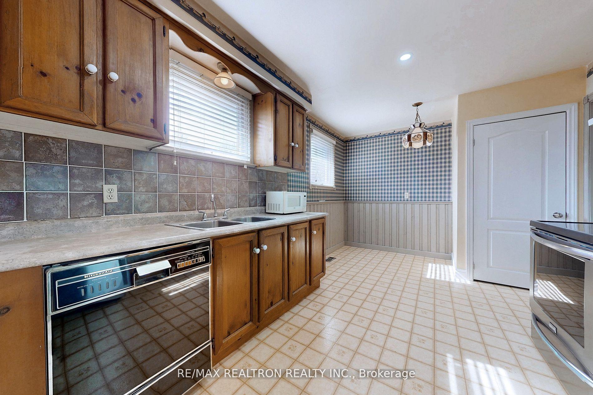Photo 8 of 43 Odessa Street, Hamilton, Stoney Creek — HOMEH
