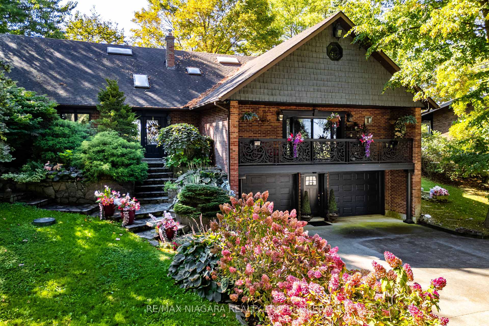 Photo of 735 Lakeshore Road E