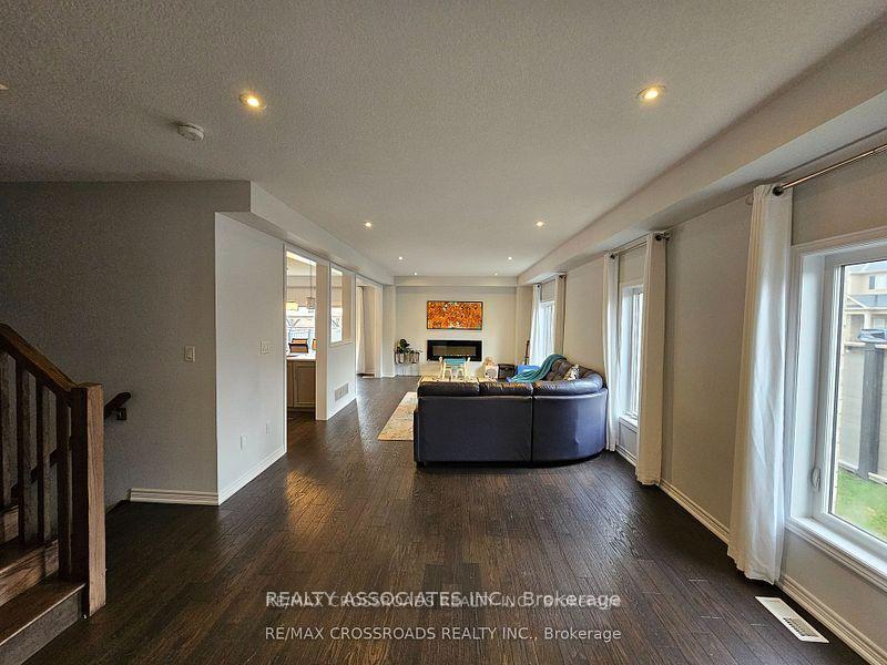 Photo 3 of 35 Cutts Crescent, Hamilton, Binbrook — HOMEH
