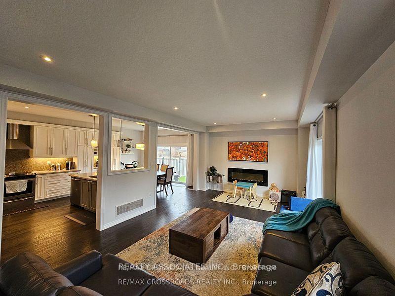 Photo 5 of 35 Cutts Crescent, Hamilton, Binbrook — HOMEH