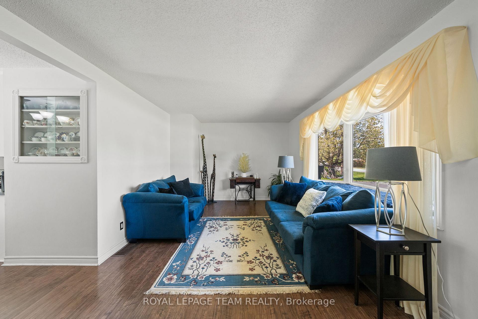 Photo 5 of 5643 Ficko Crescent, Ottawa, Riverside South — HOMEH