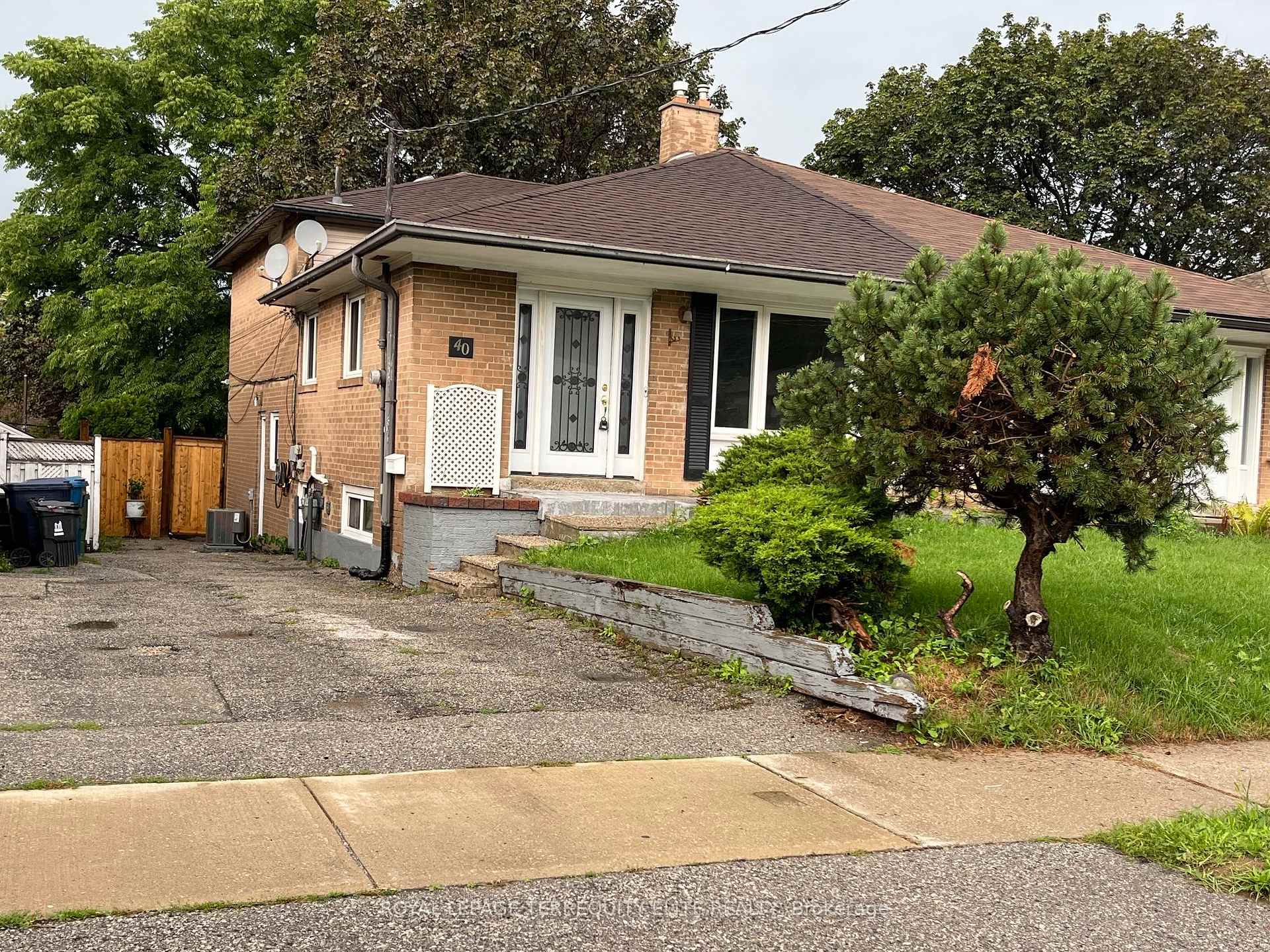 Photo 5 of Unit Lwr, 40 Pender Crescent, Scarborough, Tam O'Shanter-Sullivan — HOMEH