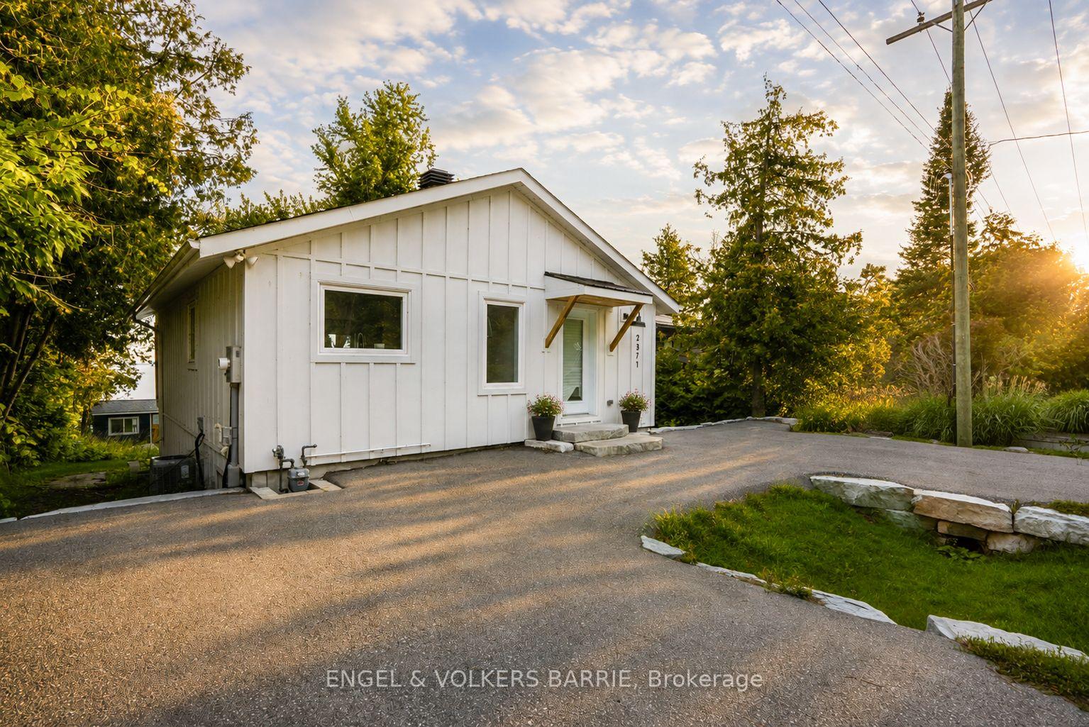 Photo of 2371 Lakeshore Road E