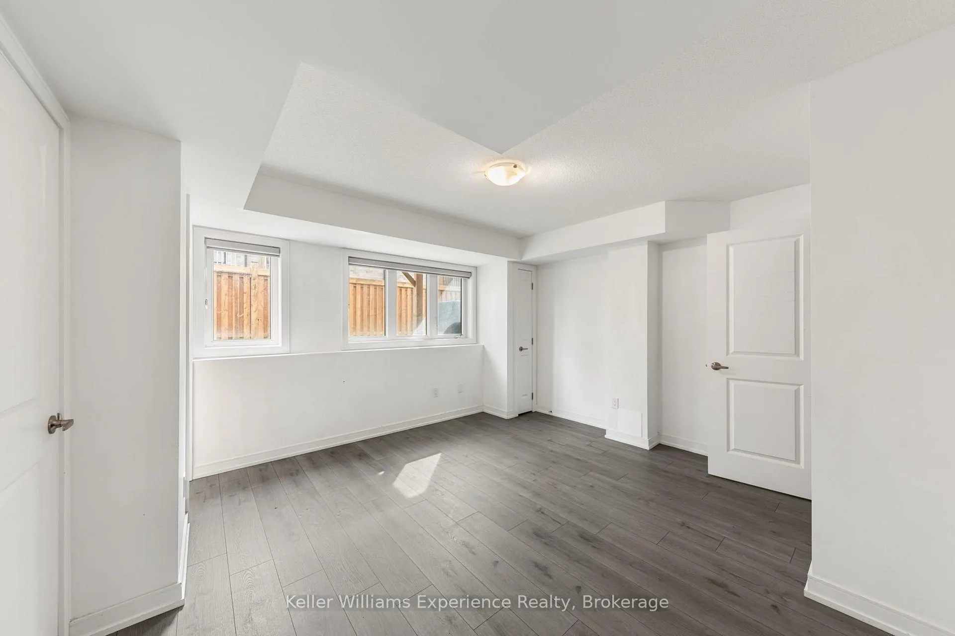 Photo 3 of 115 Blue Forest Crescent, Barrie, Innis-Shore — HOMEH