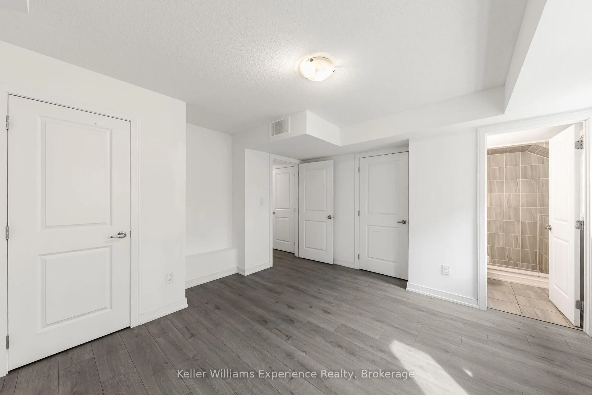 Photo 4 of 115 Blue Forest Crescent, Barrie, Innis-Shore — HOMEH