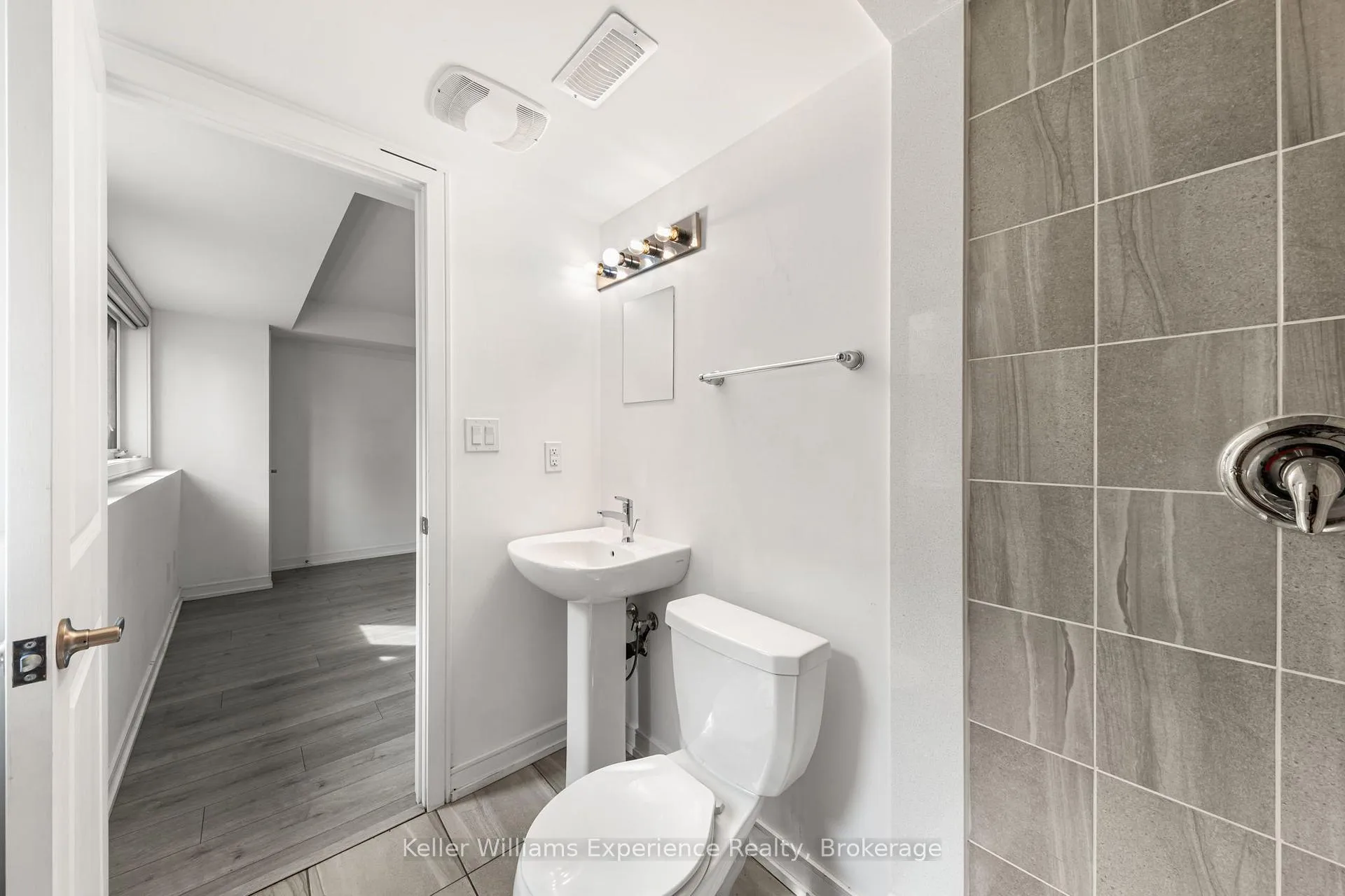Photo 5 of 115 Blue Forest Crescent, Barrie, Innis-Shore — HOMEH