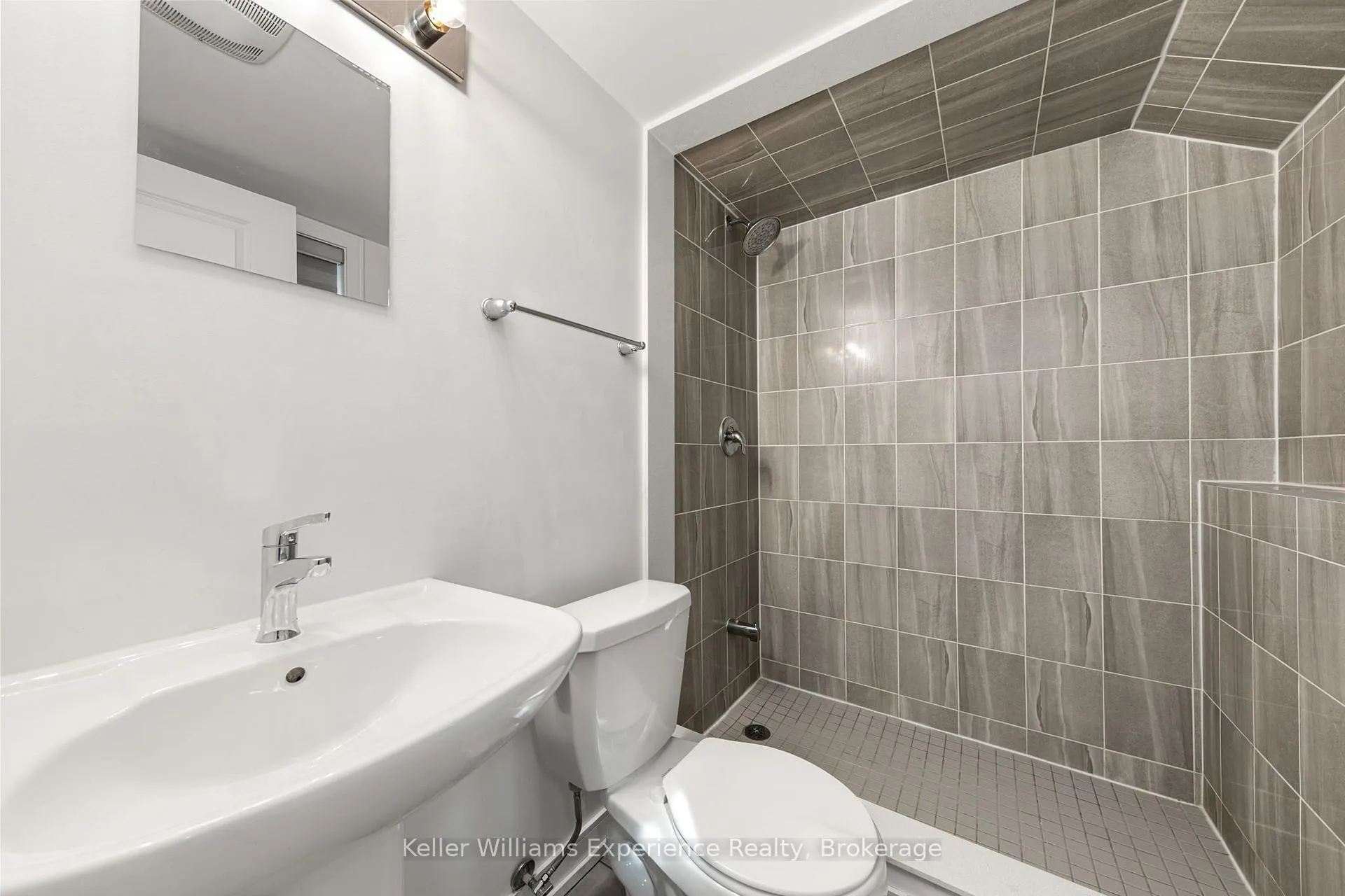 Photo 6 of 115 Blue Forest Crescent, Barrie, Innis-Shore — HOMEH