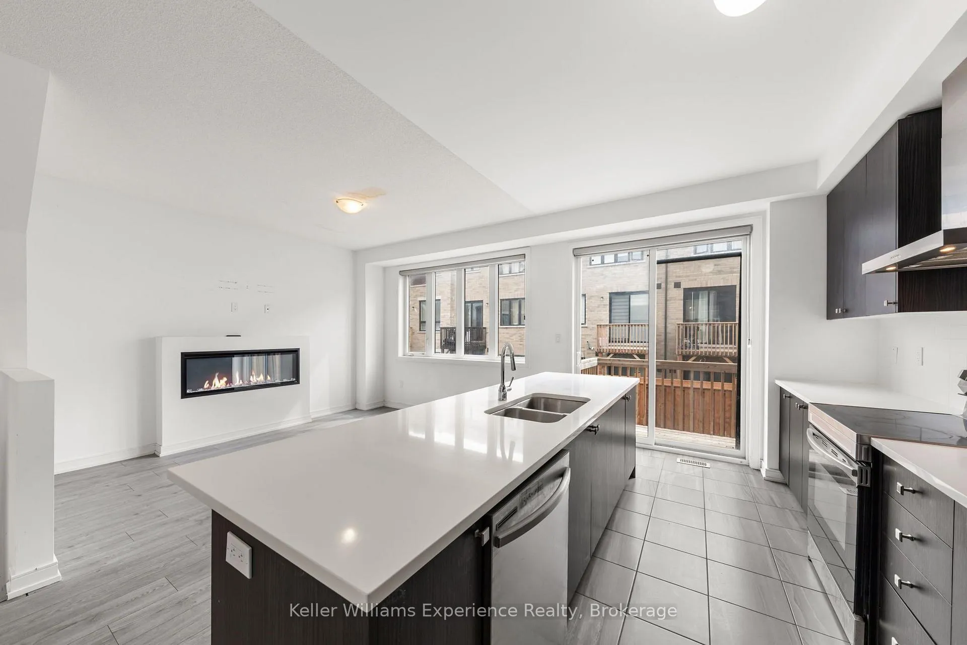 Photo 10 of 115 Blue Forest Crescent, Barrie, Innis-Shore — HOMEH