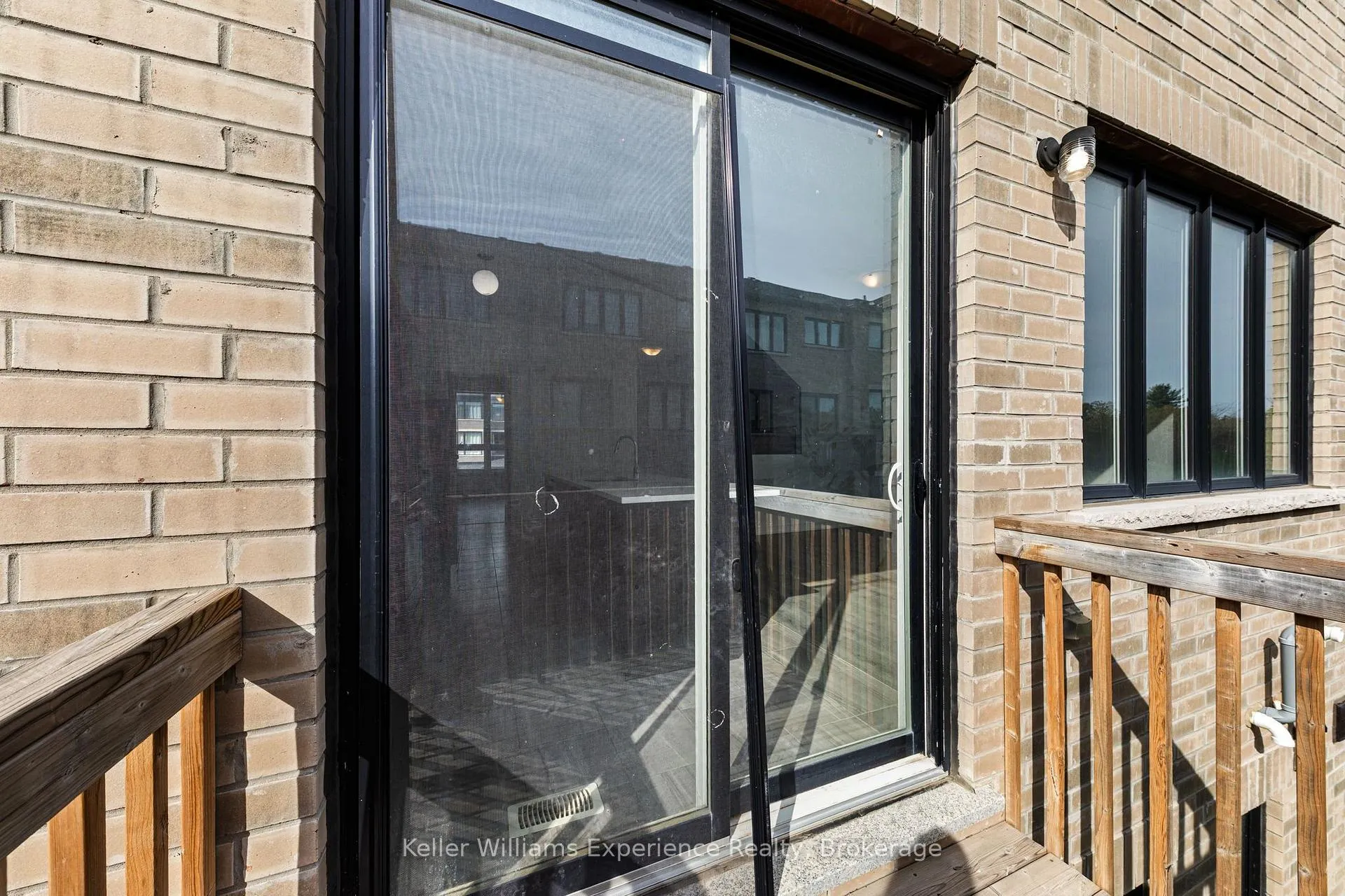 Photo 11 of 115 Blue Forest Crescent, Barrie, Innis-Shore — HOMEH