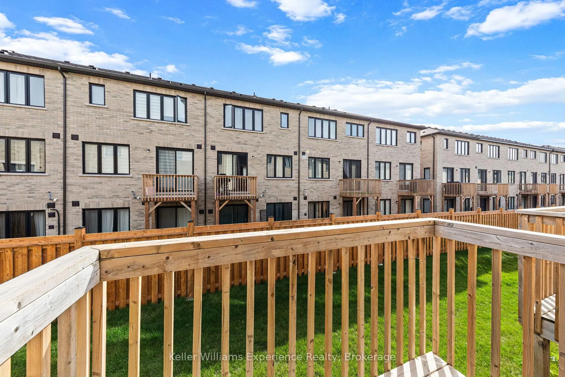Photo 12 of 115 Blue Forest Crescent, Barrie, Innis-Shore — HOMEH