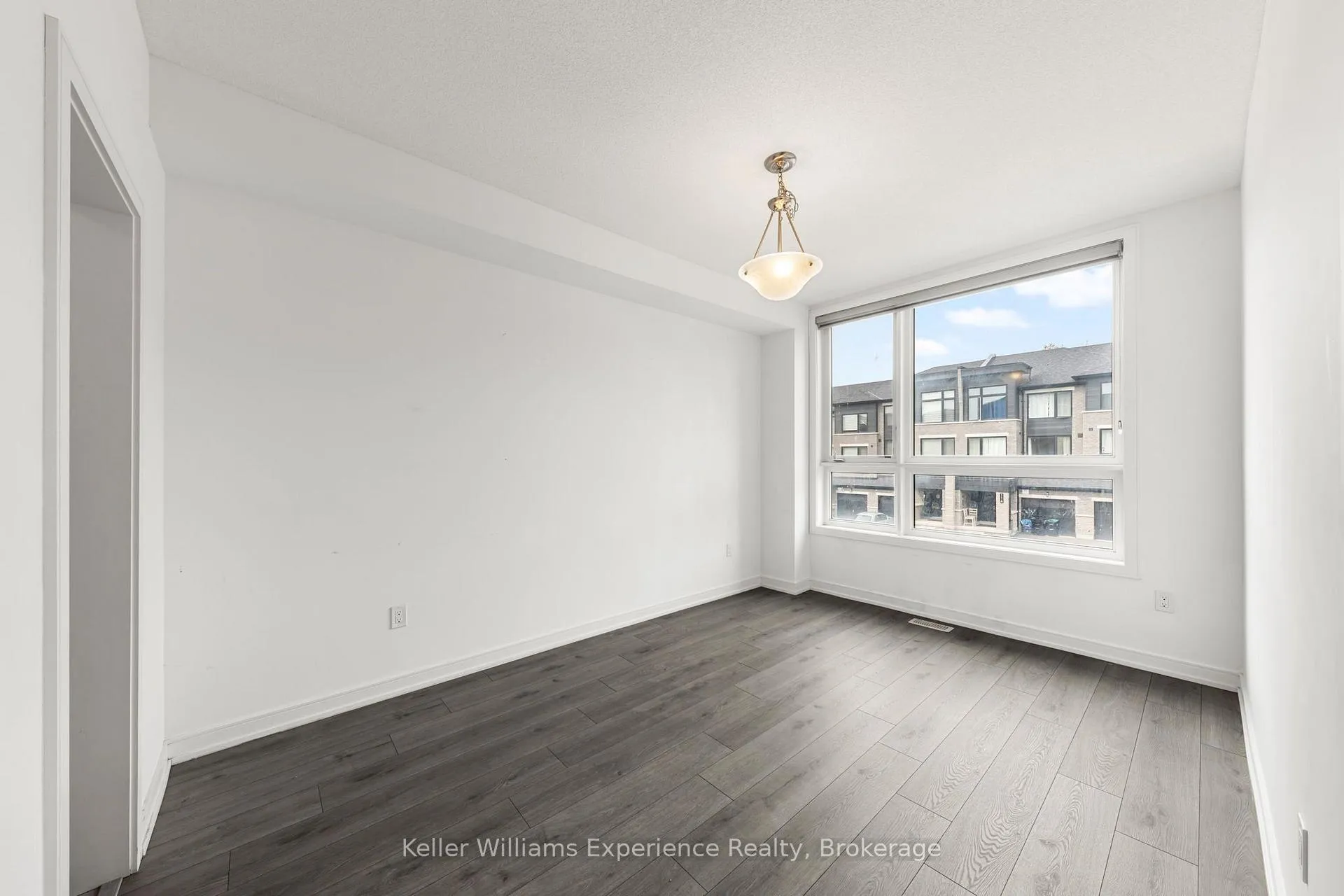 Photo 14 of 115 Blue Forest Crescent, Barrie, Innis-Shore — HOMEH